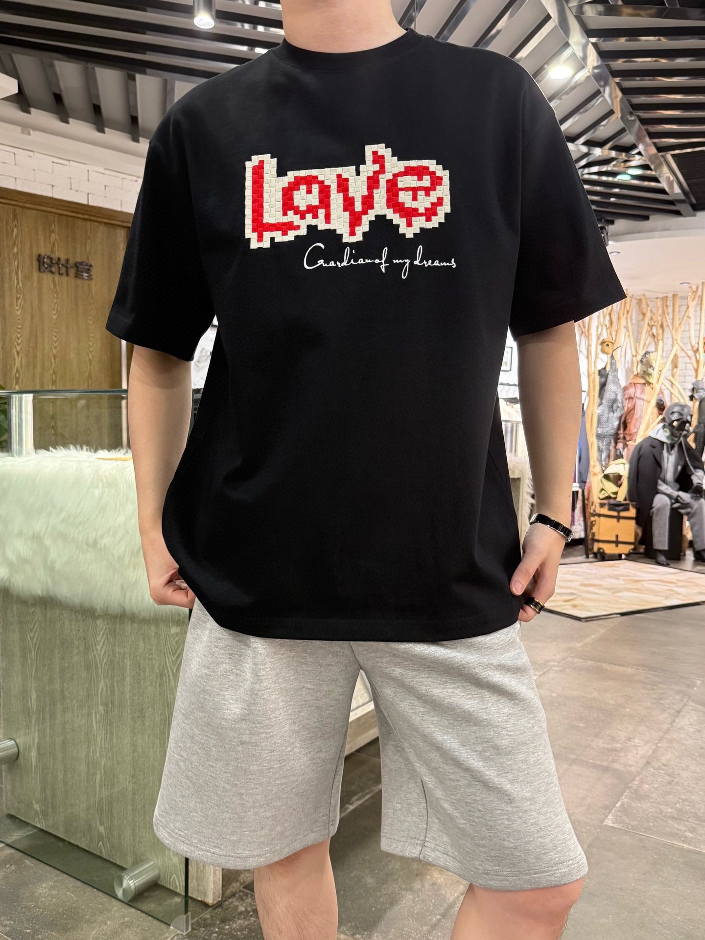 NO:153721,The hottest Lv-2025 spring and summer high-pound black short-sleeved T-shirt with its own trendy genes. The 