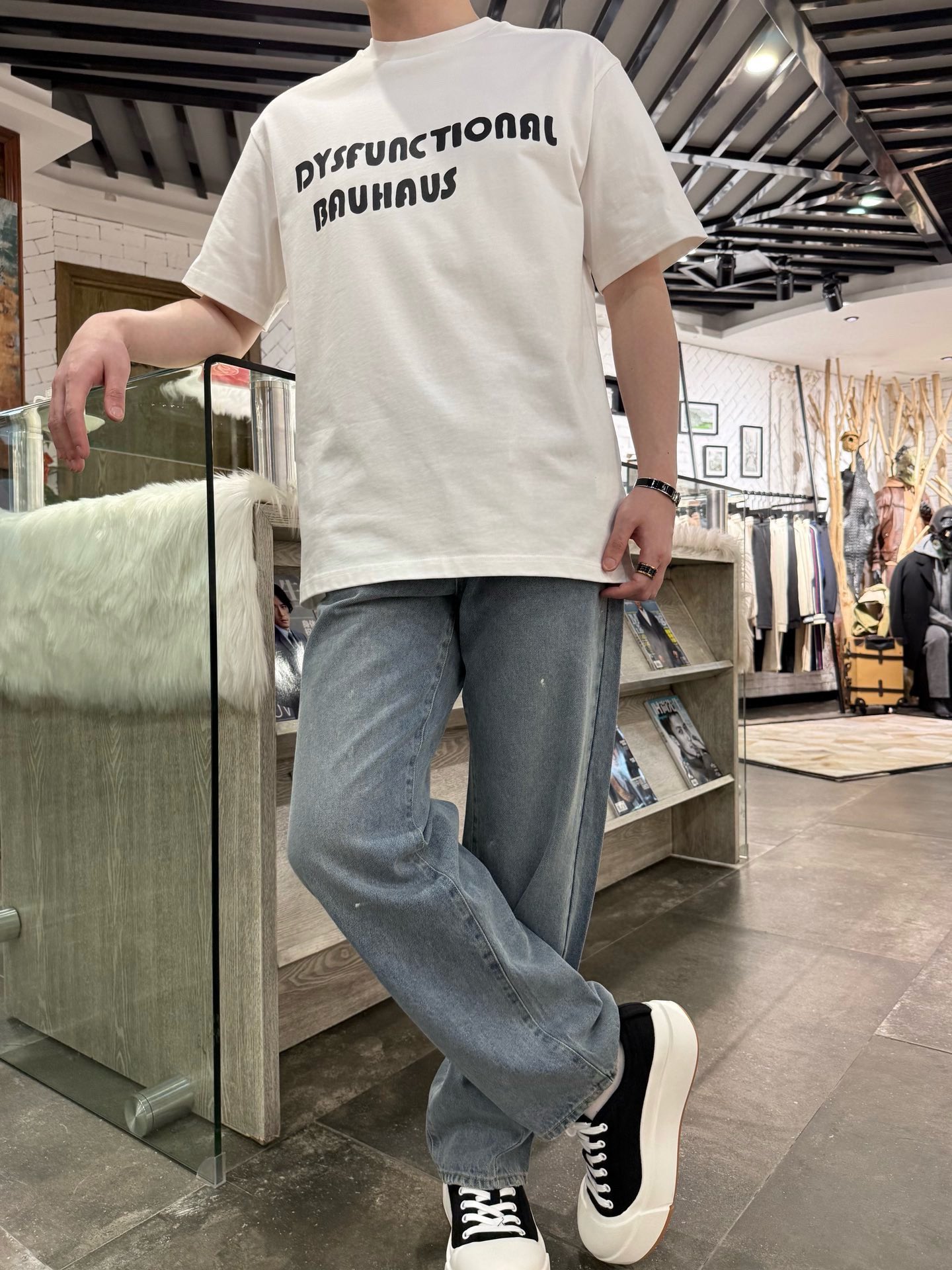 NO:153722,The hottest DG-2025 spring and summer fashion letter printed short-sleeved T-shirt, high-quality 300 grams pure cotton fabric, extremely strong texture, very flat and delicate line, fashionable and loose style, and the upper body is super beautiful!  S-XL (model 180/140 wears S, with Hong Kong Lane Crawford gift box packaging), Dolce & Gabbana, T-shirt, tees, t-shirt, alexander wang19860909补单爆款DG-2025春夏时尚字母印花短袖T恤,高品质300克纯棉面料,质感极强,车线非常平整细腻,时尚宽松版型,上身超好看！码数S-XL（模特180/140穿S,配香港连卡佛礼盒包装）,,Dolce&Gabbana,T-shirt,tees，t-shirt,alexander wang,Men's clothing