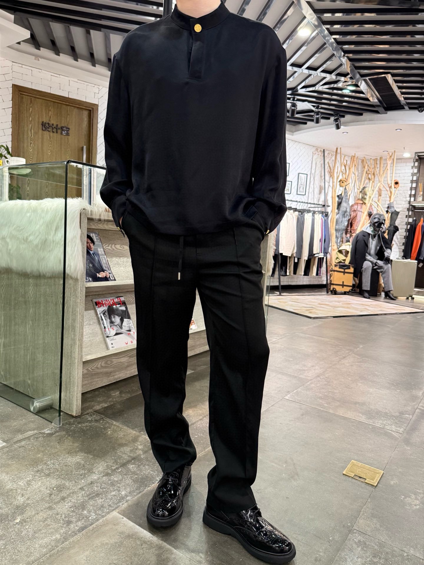 NO:153707,Givenchy - New Chinese-style stand-alone copper-ammonia long-sleeved shirt #Copper-ammonia wire, also known as breathable fiber, can maintain comfortable humidity and temperature in the clothes all year round Two-button design of forward and reverse two-way wear, small stand-alone collar matching #customized Chinese gold-patterned buckle design The fabric is made of 55 copper-ammonia wire 45-person cotton, with the following characteristics: Water-absorbing and breathable This fabric shows excellent water absorption, can effectively absorb sweat, and with its excellent breathability, making the wearer particularly suitable in summer, keeping cool and avoiding humidity. Soft and comfortable fabric is soft and smooth, and it is extremely comfortable to wear with the body, and it feels delicate when in contact with the skin and has no foreign body. Excellent dyeing performance, the copper-ammonia wire fabric has excellent dyeing and color rendering effect, can dye almost any color, and the color is firm. Anti-static fabric has strong anti-static ability, reducing the discomfort of wrapping and meat, ensuring easy wear Easy to clean and easy to clean, with less detergent residue after washing, which is very suitable for use as a close-fitting clothing. Environmentally friendly characteristics. Cupric fibers are made of wood pulp and cotton short velvet pulp. They have environmentally friendly and renewable properties. They can naturally degrade in the soil and are environmentally friendly. The strong moisture absorption and moisture release cupric fibers have excellent moisture absorption and release properties. They can maintain comfortable humidity and temperature in the clothes all year round. They can be called 