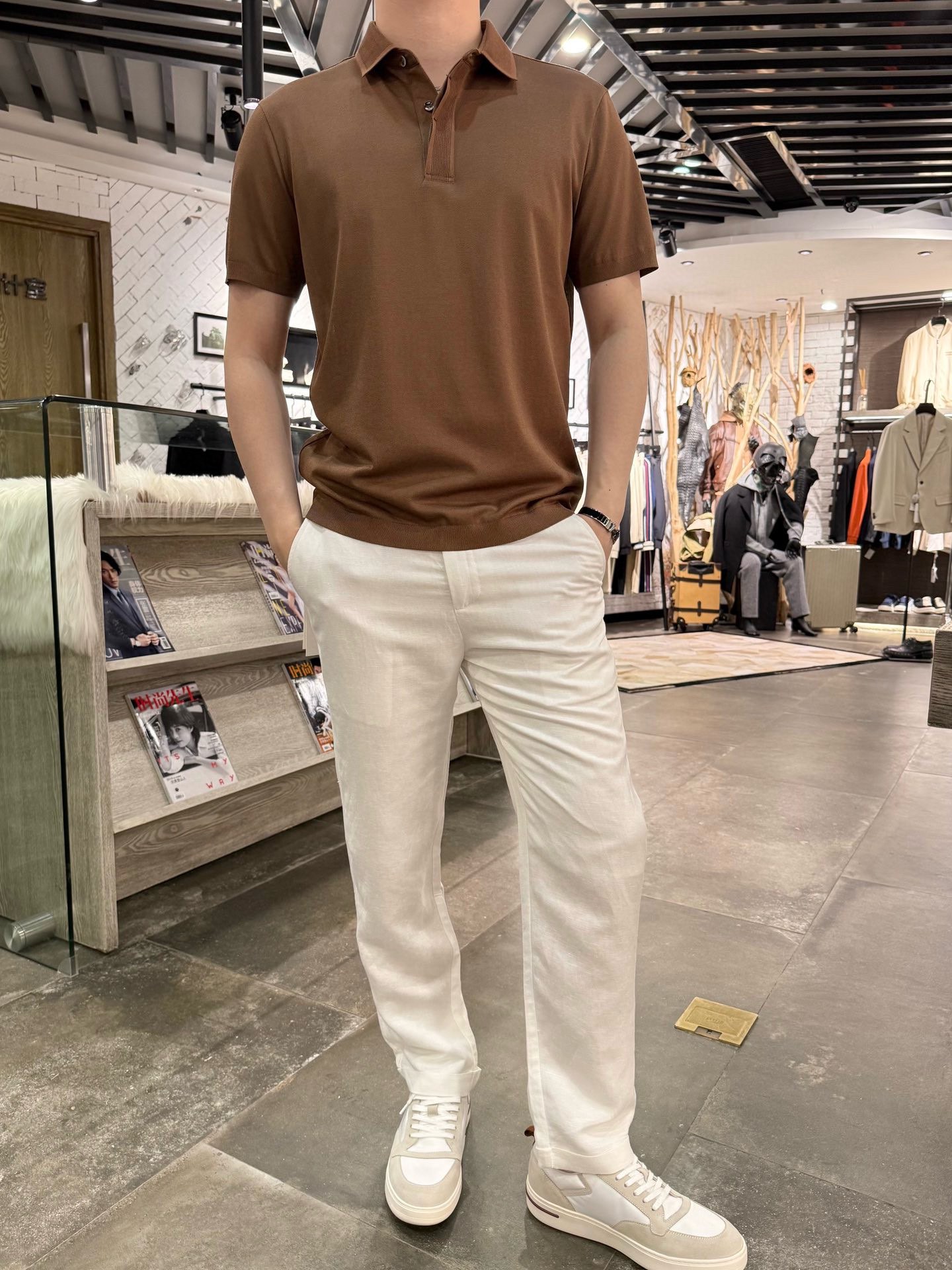 NO:153712,The hottest version of Jínia-2025 lapel short-sleeved polo fixed-woven fixed-dye fabric #ultra-thin and ultra-breathable fabric is made of polyester fiber and cotton and linen. The characteristics mainly include the following aspects: 1. Physical characteristics The combination of high-strength polyester fiber and cotton fiber makes the fabric have higher strength and can withstand greater external forces without easy damage. Good elastic polyester fiber has good elastic recovery ability, so that the fabric can quickly return to its original state during use. Good wear resistance polyester fiber and cotton fiber have good wear resistance, making the fabric more durable. The addition of good breathability cotton fiber improves the breathability of polyester fiber and makes the fabric more comfortable. 2. Comfort and applicability The addition of skin-friendly and breathable cotton fiber makes the fabric more skin-friendly and breathable, suitable for summer clothing or close-fitting clothing. Easy-washing and fast-drying polyester fiber has good quick-drying properties, making the fabric easy to clean and dry quickly.  The wrinkle resistance and conformality of the anti-wrinkle-free polyester fiber makes the fabric less likely to wrinkle. Size 48-56 (model 180/140 wears 50, with Hong Kong Lane Crawford gift box packaging), zegna, T-shirt, alexander wang19860909补单爆款杰尼亚-2025翻领短袖polo定织定染面料#超薄超透气 面料采用聚酯纤维加棉加麻混纺而成,特点主要包括以下几个方面 1.物理特性 强度高聚酯纤维和棉纤维的结合使得面料具有较高的强度,能够承受较大的外力而不易破损. 弹性好聚酯纤维具有良好的弹性恢复能力,使得面料在使用过程中能够迅速恢复原状. 耐磨性好聚酯纤维和棉纤维都具有较好的耐磨性,使得面料更加耐用. 透气性良好棉纤维的加入改善了聚酯纤维的透气性,使得面料更加舒适. 2.舒适性和适用性 亲肤透气棉纤维的加入使得面料更加亲肤透气,适合用于夏季服装或贴身衣物. 易洗快干聚酯纤维具有良好的快干特性,使得面料容易清洗且干燥迅速. 抗皱免烫聚酯纤维的抗皱性和保形性使得面料不易起皱. 尺码48-56(模特180/140穿50,配香港连卡佛礼盒包装）,,zegna,T-shirt,alexander wang,Men's clothing