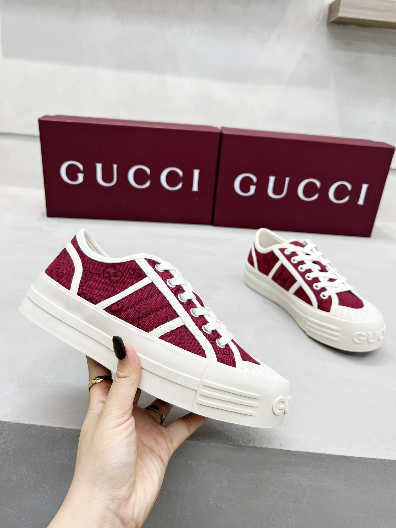 حذاء رياضي Gucci ذو نعل سميك للنساء بنقشة شعار العلامة التجارية قماش