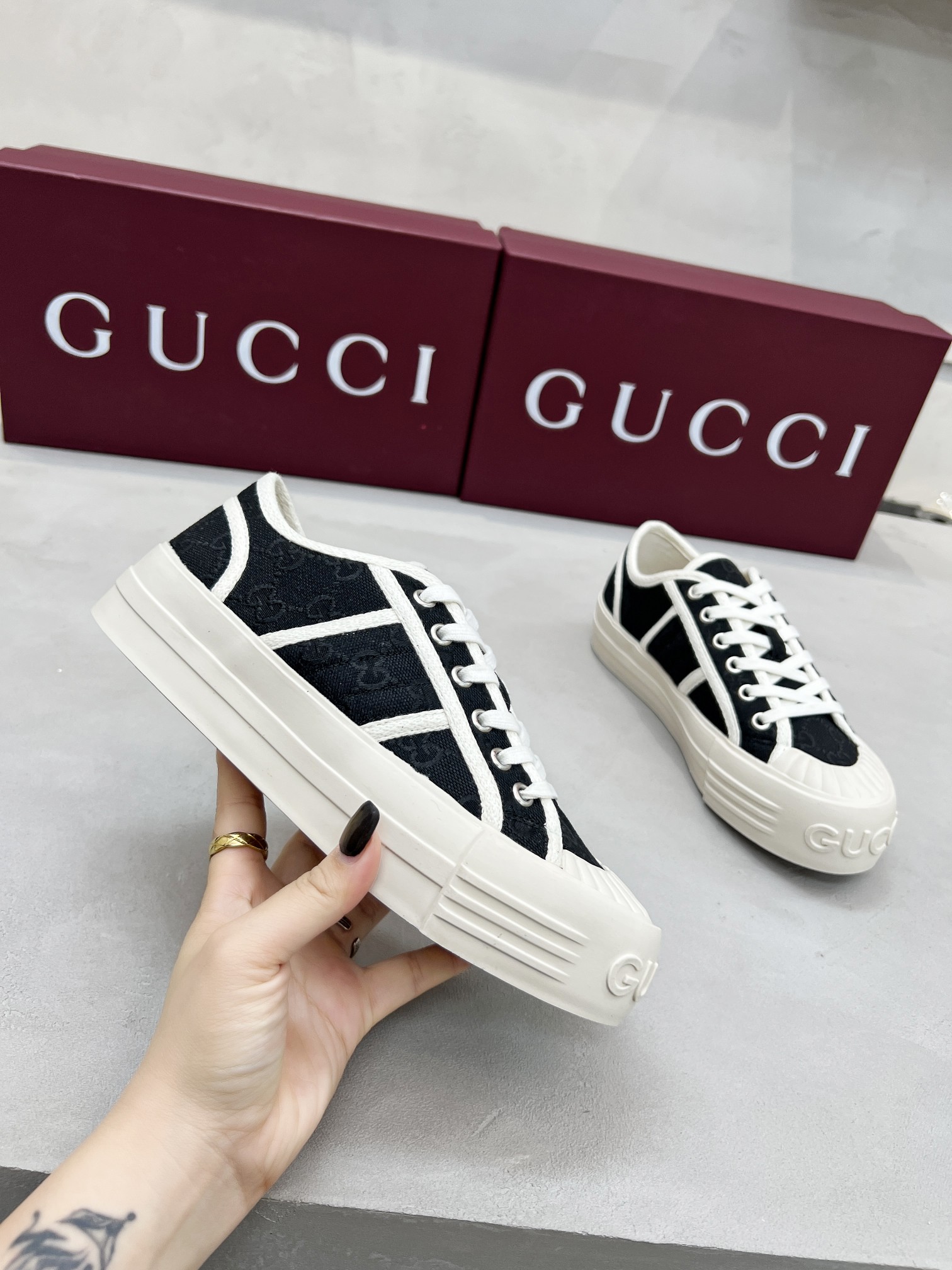 Zapatillas Gucci de Lona con Plataforma Gruesa para Mujer - Comodidad y Estilo