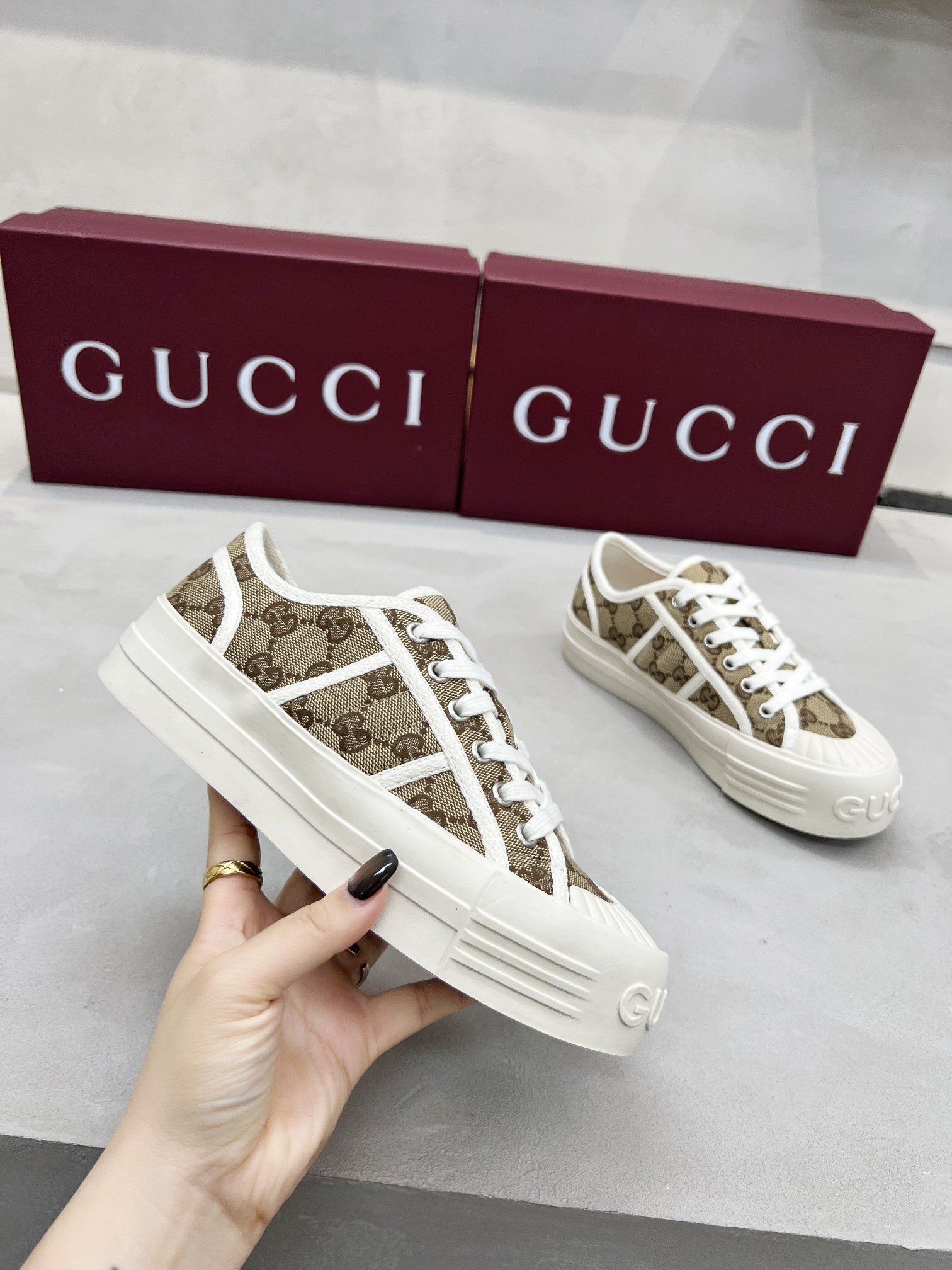 NO:351281,Real-priced Gucci thick-soled cloth shoes for women, high-quality version, logo floral cloth splicing, bottom thickness 5mm, shoes are super light, versatile and comfortable on the feet. Fabric: Floral cloth, Lining: Floral cloth, Flour, Foot pad: Towel fabric, Size: 35-41 (41 customized) Packaging: Original packaging,, gucci19860909实价Gucci厚底布鞋女 高品质版 logo花布面拼接,底厚5毫米,鞋子超轻, 上脚百搭舒适. 面料: 对版花布 里料: 对版帆布 垫脚: 毛巾布料 码数: 35-41（41订做） 包装: 原版包装,,gucci,Men's shoes