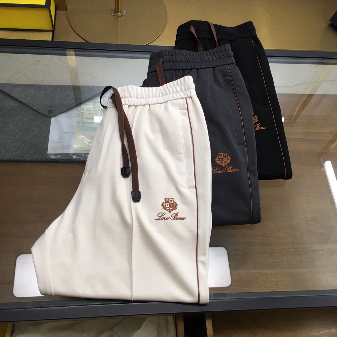 NO:161790,New counter product [LP] 48-56 25 spring and summer new Loro pi*na metal logo design acetate fabric casual pants, high-end elite men must have minimalist urban trousers. Rare orders from the same channel in Italy, single products of the top luxury brand LP, exquisite metal logo embellishment in the back pocket of the pants, minimalist trousers and straight-leg casual style, perfect matching artifact, a must-have for urban handsome men!  LP, the top luxury brand with a long history and noble luxury from Italy, has been pursuing excellent quality and handicrafts for the past hundred years. The LP products are the best choice in any aspect. They must have styles, effect on the upper body, tailoring, design and design, and they are lasting. The aristocratic aura of the upper body cannot be replaced and they are very classy!  The overall business temperament overflows the screen, and the style is very well-equipped, making the upper body more versatile. Simple outfits can show the existence of high-end fashion. Top-grade acetate fabrics are made of natural cellulose such as wood pulp. The surface has a natural soft pearl-like luster, and the touch is smooth and delicate, and a luxury similar to silk. The fabric is naturally drooping and the lines are smooth. If fashion is a conversation with yourself, acetate fabrics are the listener who understands you the most, without noise, and has its own light. Size M-3XL Color Black Beige M Waist 72-82 Hip circumference 106 Trousers 104 L Waist 76-86 Hip circumference 110 Trousers 105 XL Waist 80-90 Hip circumference 114 Trousers 106 2XL Waist circumference 84-94 Hip circumference 118 Trousers 107 3XL  Waist circumference 88-98 hip circumference 122 trousers length 108 size recommendations M sizes within 130 catties, L size 130-catties, XL size -160 catties, 2XL size 160-175 catties, 3XL size 175-185 catties, 3XL size, loro piana, loro piana, real silk, alexander wang19860909专柜新品【LP】48-56 25春夏新款Loro pi*na金属小logo设计醋酸面料休闲裤,高端精英男士必备极简都市长裤.意大利同渠道稀有订单,精英级顶奢品牌LP的单品,裤后口袋精致的金属logo点缀,极简的裤身与直筒休闲造型,完美的搭配神器,都市型男必备！ 来自意大利历史悠久尊贵奢华的顶奢品牌LP,在过去一百年来Loro Piana一直追求卓越的质量和手工.LP的东西无论是哪个方面都是最好的选择,要款式有款式,要上身效果有效果,要剪裁有剪裁,要设计有设计,而且经久不衰,上身的贵族气场无法替代,并且很有档次！ 整体的商务气质溢出屏幕,版型十分到位,使得上身更加百搭,简单穿搭就能彰显高端时尚感的存在.顶级醋酸面料,以木浆等天然纤维素为原料,表面带有自然柔和的珍珠般光泽,触感顺滑细腻,类似真丝般的奢华感.面料自然下垂,线条流畅.若时尚是一场与自我的对话,醋酸面料便是最懂你的倾听者,不喧哗,自有光.尺码M-3XL 颜色黑色 米色 M码 腰围72-82 臀围106 裤长104 L码 腰围76-86 臀围110 裤长105 XL码腰围80-90 臀围114 裤长106 2XL码 腰围84-94 臀围118 裤长107 3XL码 腰围88-98 臀围122 裤长108 尺码推荐 130斤以内穿M码,130-斤穿L码,-160斤穿XL码,160-175斤穿2XL码,175-185斤穿3XL码,,loro piana,loro piana,real silk,alexander wang,Men's clothing