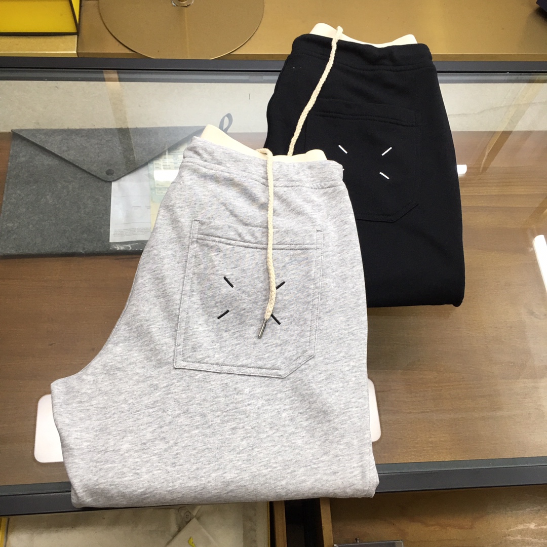 NO:161796,New product [MM123] S-XL MM6 spring and summer new 25SS double waist contrast design for men's fashionable casual sweatpants casual pants trousers!  With its excellent quality, unique design and exquisite craftsmanship, MM6 scimitar casual pants have become the only difference between urban people who pursue fashion and comfort. Whether it is daily travel or casual gatherings, you can easily control various occasions and show your unique charm!  This trouser is made of high-quality terry cotton cloth customized by customers. The fabric has been carefully selected and processed to show the clarity and delicateness of the needle-chip texture, bringing an extraordinary comfort experience to the wearer!  The design incorporates the design elements of the fashionable elastic waist splicing fake two pieces, which not only retains the ease and freedom of casual pants, but also adds a sense of layering and fashion!  The three-dimensional offset digital logo in the center of the waist not only shows the unique brand characteristics, but also cleverly demonstrates the wearer's identity and status, making it unforgettable at a glance!  The details show the ingenuity of craftsmanship. The four corner stitching embroidery of the back pocket outlines the indispensable elements of the brand with exquisite craftsmanship and delicate lines, highlighting the wearer's taste and style!  The cutting design of the three-dimensional spliced ​​scimitar pants gives the pants a unique visual effect, and the upper body is fashionable and handsome, making people instantly the focus of the streets and alleys!  Color gray, black Size S-XL Size reference M size waist 76 hip 116 thigh 66 trousers length 108 trousers legs 36,,masion margiela,alexander wang19860909新品【MM123】S-XL MM6春夏新款25SS双腰头撞色设计男士时尚休闲卫裤休闲裤长裤！MM6弯刀休闲裤以其卓越的品质、独特的设计和精湛的工艺,成为了追求时尚与舒适的都市人的不二无论是日常出行还是休闲聚会,都能让你轻松驾驭各种场合,展现出自己的独特魅力！这款裤装采用客供定制的优质毛圈棉布,面料经过精心挑选与处理,展现出针凿纹理的清晰与细腻,为穿着者带来非凡的舒适体验！设计上融入了时尚松紧腰拼接假两件的设计元素,既保留了休闲裤的轻松自在,又增添了层次感和时尚度！腰头中央的立体胶印数字标识,不仅展现出独特的品牌特色,还巧妙地彰显了穿着者的身份地位,让人一眼难忘！细节之处更是彰显匠心独运,后兜四角缝线刺绣,以精湛的工艺和细腻的线条,勾勒出品牌不可或缺的元素,彰显出穿着者的品味与格调！而立体拼接式弯刀裤型的裁剪设计,则赋予了这款裤子独特的视觉效果,上身时髦帅气,让人瞬间成为街头巷尾的焦点！ 颜色灰色、黑色 尺码S-XL 尺寸参考 M码腰围76臀围116大腿围66裤长108裤脚36,,masion margiela,alexander wang,Men's clothing