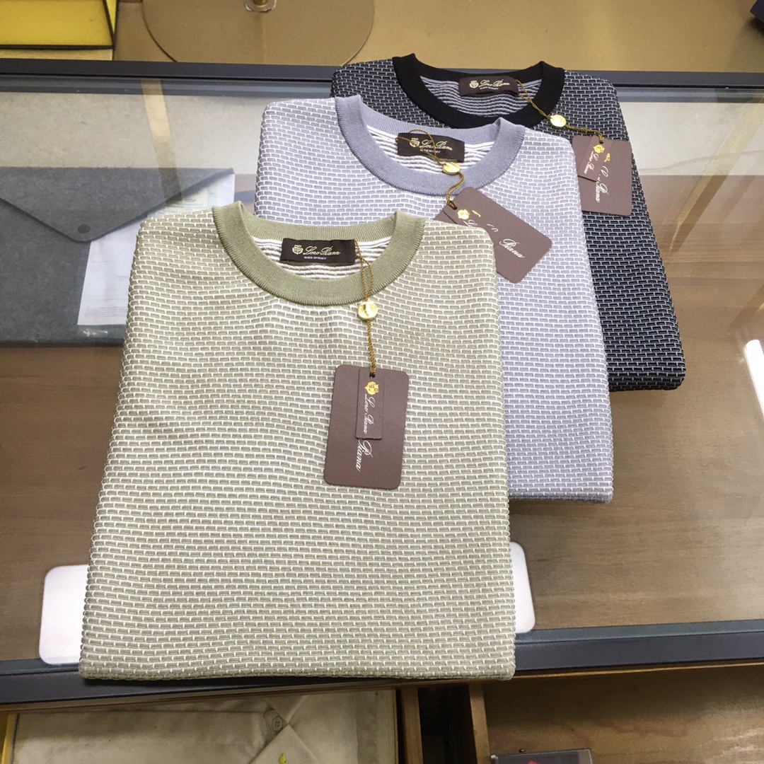 NO:161788,New counter product [LP] 48-56 SOLO spring and summer new Loro pi*na contrasting texture casual knitted short sleeves, high-end minimalist urban round neck sweater for men. Rare orders from Italy in the same channel, top luxury brand LP for elite men, elastic and comfortable knitted fabric, delicate contrasting knitting techniques, threaded knitted thighs, minimalist body shape, presenting the brand's luxury temperament style, and urban handsome men are essential!  LP, the top luxury brand with a long history and noble luxury from Italy, has been pursuing excellent quality and handicrafts for the past hundred years. The LP products are the best choice in any aspect. They must have styles, effect on the upper body, tailoring, design and design, and they are lasting. The aristocratic aura of the upper body cannot be replaced and they are very classy!  The top-grade knitted cotton blend texture is made of contrasting knitted techniques. The overall touch is extremely comfortable and has a high-end skin-friendly effect. This item is destined to be born for outfits and perfectly meets the needs of various outfits. It is extremely extraordinary, and its grade and charm are extremely outstanding and eye-catching. The craftsmanship can accurately combine it with the material, which can better demonstrate the brand's grade and fashionable temperament!  Color black bean green light gray Size M-3XL M Size Bust 102 Shoulder width 43 Sleeve length 24 Sleeve length 67 L Size Bust 106 Shoulder width 44 Sleeve length 25 Sleeve length 68 XL Size Bust 110 Shoulder width 45 Sleeve length 26 Sleeve length 69 2XL Size Bust 114 Shoulder width 46 Sleeve length 27 Sleeve length 70 3XL Size Bust 118 Shoulder width 46 Sleeve length 28 Sleeve length 71 Size Recommended sizes: M Size within 130 catties, L Size 130-catties, L Size 160-160 catties, XL Size 160-175 catties, 3XL Size 175-190 catties, 3XL Size, loro piana, loro piana, T-shirt, alexander wang19860909专柜新品【LP】48-56 SOLO春夏新款Loro pi*na撞色纹理休闲针织短袖,男士高端极简都市圆领针织衫.意大利同渠道稀有订单,精英级男士必备的顶奢品牌LP,弹力舒适针织面料,细腻撞色针织手法,螺纹针织收口,极简的衣身造型,呈现出品牌的奢华气质范儿,都市型男必备！ 来自意大利历史悠久尊贵奢华的顶奢品牌LP,在过去一百年来Loro Piana一直追求卓越的质量和手工.LP的东西无论是哪个方面都是最好的选择,要款式有款式,要上身效果有效果,要剪裁有剪裁,要设计有设计,而且经久不衰,上身的贵族气场无法替代,并且很有档次！ 顶级针织棉质混纺质地,衣身采用撞色针织手法,整体的触感极为舒适,弹力十足亲肤效果高级,这种单品注定了就是为穿搭所生,完美的符合各种穿搭的所需.极为非凡,档次与魅力更是极为的出色亮眼,工艺能将其与材质精密结合,更能够彰显出品牌的档次与时髦气质所在！颜色黑色 豆绿 浅灰 尺码M-3XL M码 胸围102 肩宽43 袖长24 衣长67 L码 胸围106 肩宽44 袖长25 衣长68 XL码胸围110 肩宽45 袖长26 衣长69 2XL码 胸围114 肩宽46 袖长27 衣长70 3XL码 胸围118 肩宽46 袖长28 衣长71 尺码推荐 130斤以内穿M码,130-斤穿L码,-160斤穿XL码,160-175斤穿2XL码,175-190斤穿3XL码,,loro piana,loro piana,T-shirt,alexander wang,Men's clothing