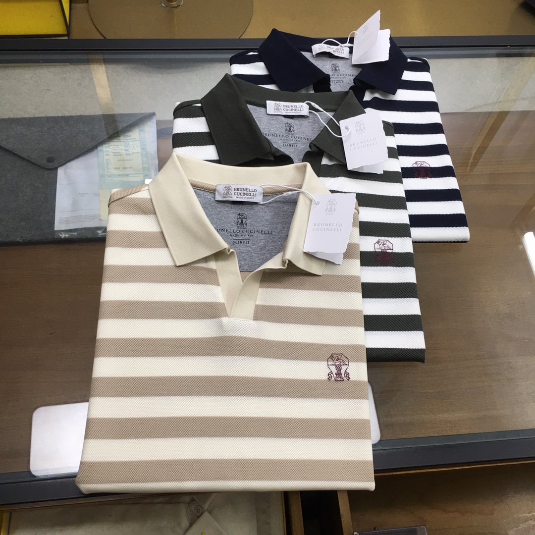 NO:161805,New counter product [BC] 2025 new men's small V-lap POLO shirt short sleeves. Imported fabrics are presented. The light and soft fabric has been dyed with ready-to-wear to create an elegant texture. Original customization imported yarn color dyed Customized rib collar, integrated contrasting ribs. Classic makes the clothes softer with the inherent sporty atmosphere. The versatile style makes it very suitable for single wear, and all auxiliary materials are all customer-supplied. The thickness is the same as that of conventional beads. It is cool and breathable, skin-friendly and delicate, not sweaty, and is super comfortable. The solid color design style is atmospheric and fashionable overall, and it is just casual and business-friendly!  Code number M-3XL (48-56), T-shirt, alexander wang19860909专柜新品【BC】 2025新款男士小V翻领POLO衫短袖 进口面料呈现.轻盈柔软的面料经过成衣染色,营造出优雅纹理,原版定制 进口纱线色染 定制罗纹领口 一体撞色罗纹 经典让衣服与生俱有的运动气息得以柔和.百搭风范令其非常适合单穿,所有辅料全部客供.客供纱制作,厚度和常规珠地一样,凉爽透气,亲肤细腻不闷汗,超级舒服.纯色设计款,整体就是大气时尚,休闲商务都即可！ 码数M-3XL（48-56）,,T-shirt,alexander wang,Men's clothing