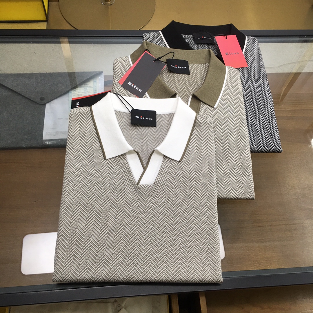 NO:161786,New counter product【Kiton】  2025 spring and summer new men's spliced ​​V-neck pullover short-sleeved sweater slim casual T-shirt top. It is selected to provide 67 cotton 23 polyester fiber 6 mulberry silk 4 spandex blend. After special washing process, the touch is soft and the texture is greatly improved, and the upper body is comfortable and breathable. The horizontal knitting process is used, with complex production, delicate patterns and rich colors, giving the fabric superior breathability, a firm texture and full drooping feeling. The upper body effect is handsome and stylish, and the brand's unique personality is simple. The body is cleverly lengthened, making the wearer look taller and stylish. The body is cut appropriately, neither too tight nor loose, perfectly fits the body lines, showing the balance of elegance and casualness. 48-56 (model 173, 143 catties upper body 50 sizes), T-shirt,tees, t-shirt,alexander wang19860909专柜新品【Kiton】 2025春夏新款男士拼接V领套头短袖针织衫修身休闲T恤上衣.甄选客供67棉23聚酯纤维6桑蚕丝4氨纶混纺而成,经过特殊浇洗工艺处理,手感柔软且质感大幅提升,上身舒适透气.采用横机针织工艺,制作复杂,花纹细腻,色彩丰富,赋予面料优越的透气性、挺括的质地和十足的垂感,上身效果帅气有型,简约中透出品牌独有的个性.巧妙拉长身形比例,令穿着者更显高挑有型.衣身裁剪得体,既不过分紧绷,也不显得松垮,完美贴合身形线条,展现优雅与随性的平衡.48-56（模特173,143斤上身50码）,,T-shirt,tees，t-shirt,alexander wang,Men's clothing