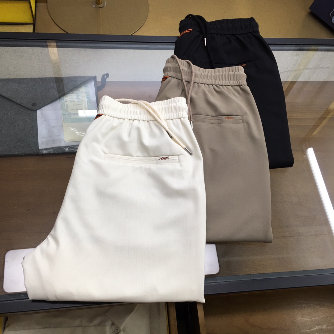 NO:161794,New counter product [Zegn...] 2025ss Coppermine Modal Tennis Spring and Summer Leisure Pants A new interpretation of aesthetics, interpreting a rich style of style, with a strong sense of detail and design. The classic brand logo is used as a color combination to interpret the classic brand fashion, adding luster to the overall shape, light and refreshing, soft and comfortable. The inner woven surface is flat and breathable, very simple and unique charm. The trousers are embellished with the iconic brand logo, highlighting the brand style, and creating fashionable and diverse styles. The top-grade fabric is carefully crafted, soft and comfortable, and is also skin-friendly and breathable. It is a pair of pants that are comfortable for both home and going out. You can go out with a T-shirt Polo~ Size: 29-38,,tees, t-shirt, alexander wang19860909专柜新品【Zegn...】 2025ss铜氨丝莫代尔天丝春夏休闲裤 美学的焕新诠释,演绎浓郁的格调型时尚风范,细节感和设计感强悍.经典品牌标识做为色彩搭配,演绎经典的品牌时尚,为整体造型增光添彩,轻薄清爽,柔软舒适.内里织面平整透气性极佳,简洁而富有独特魅力. 裤身上点缀标志性品牌标识,彰显品牌格调,打造时尚多样的造型.顶级面料精心打造,柔软舒适,还亲肤透气,是居家和外出都很舒适的一款裤子,随便搭个T恤Polo就可以出门啦~ 尺码:29-38,,tees，t-shirt,alexander wang,Men's clothing