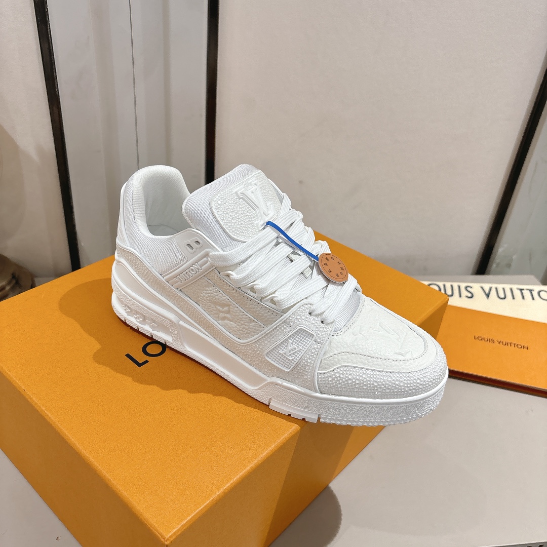 钻款情侣款 顶级版本 LV-路易-威登 原版1：1开发复刻！！上脚非常舒适 做工精细
鞋面由意大利进口小牛皮拼接，侧边饰有品牌LOGO标志及签名，网布内里，脚感超舒适。原厂特供原版双色TPU组合大底。
size：女35-40（40定制）
           男39-45（45定制)