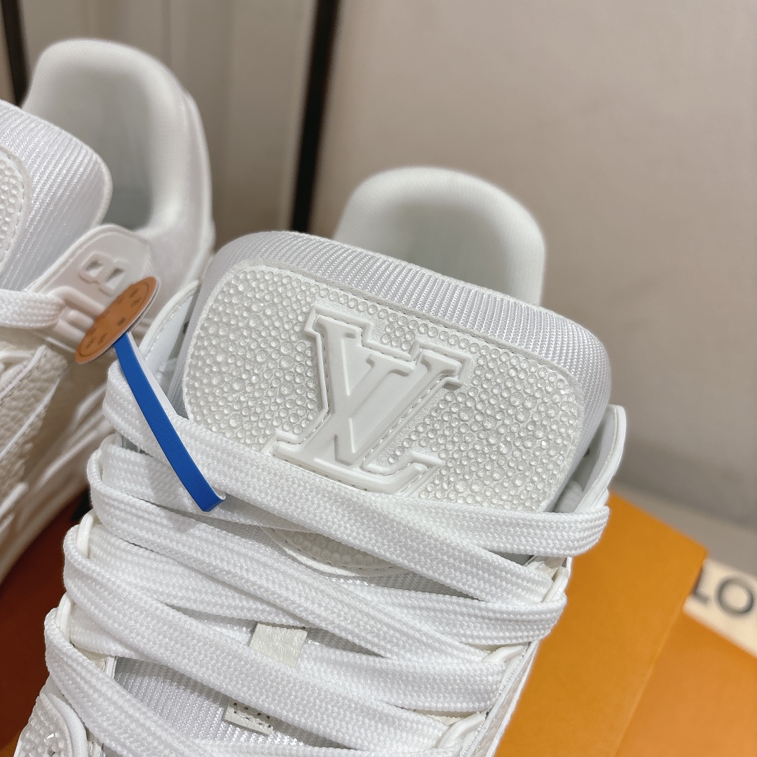 钻款情侣款 顶级版本 LV-路易-威登 原版1：1开发复刻！！上脚非常舒适 做工精细
鞋面由意大利进口小牛皮拼接，侧边饰有品牌LOGO标志及签名，网布内里，脚感超舒适。原厂特供原版双色TPU组合大底。
size：女35-40（40定制）
           男39-45（45定制)