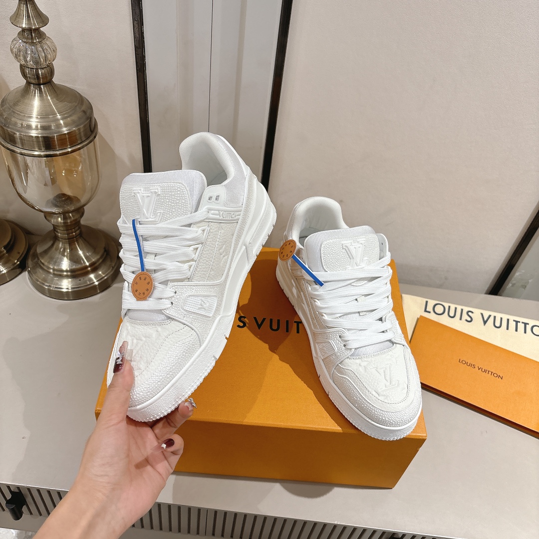 钻款情侣款 顶级版本 LV-路易-威登 原版1：1开发复刻！！上脚非常舒适 做工精细
鞋面由意大利进口小牛皮拼接，侧边饰有品牌LOGO标志及签名，网布内里，脚感超舒适。原厂特供原版双色TPU组合大底。
size：女35-40（40定制）
           男39-45（45定制)
