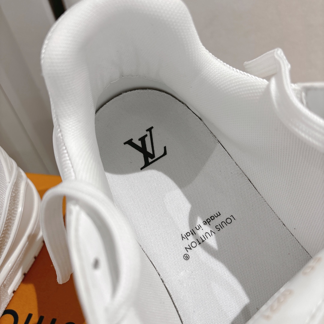 钻款情侣款 顶级版本 LV-路易-威登 原版1：1开发复刻！！上脚非常舒适 做工精细
鞋面由意大利进口小牛皮拼接，侧边饰有品牌LOGO标志及签名，网布内里，脚感超舒适。原厂特供原版双色TPU组合大底。
size：女35-40（40定制）
           男39-45（45定制)