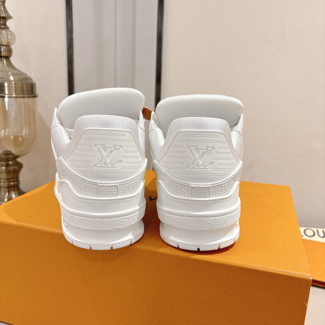 钻款情侣款 顶级版本 LV-路易-威登 原版1：1开发复刻！！上脚非常舒适 做工精细
鞋面由意大利进口小牛皮拼接，侧边饰有品牌LOGO标志及签名，网布内里，脚感超舒适。原厂特供原版双色TPU组合大底。
size：女35-40（40定制）
           男39-45（45定制)