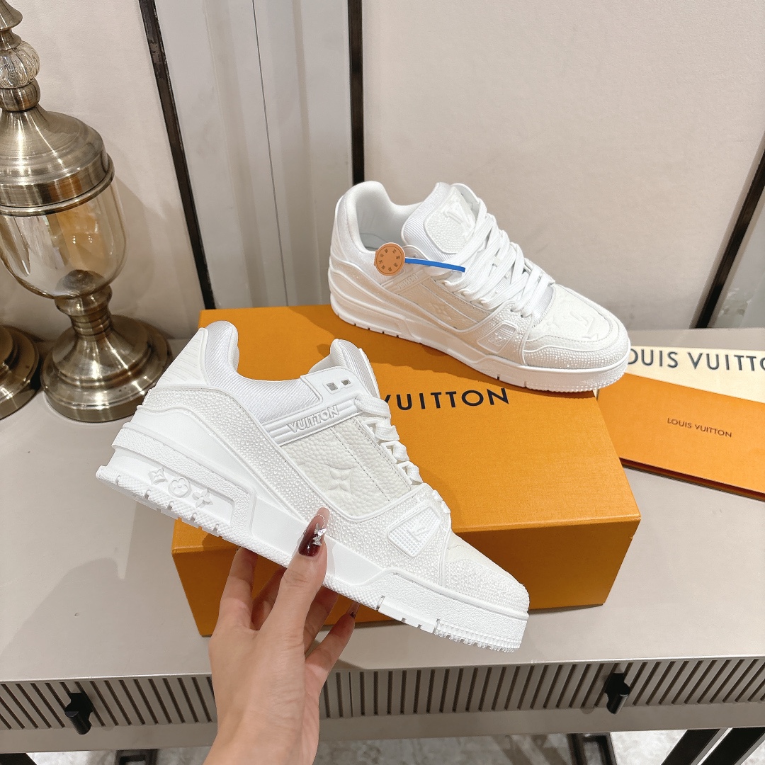 钻款情侣款 顶级版本 LV-路易-威登 原版1：1开发复刻！！上脚非常舒适 做工精细
鞋面由意大利进口小牛皮拼接，侧边饰有品牌LOGO标志及签名，网布内里，脚感超舒适。原厂特供原版双色TPU组合大底。
size：女35-40（40定制）
           男39-45（45定制)