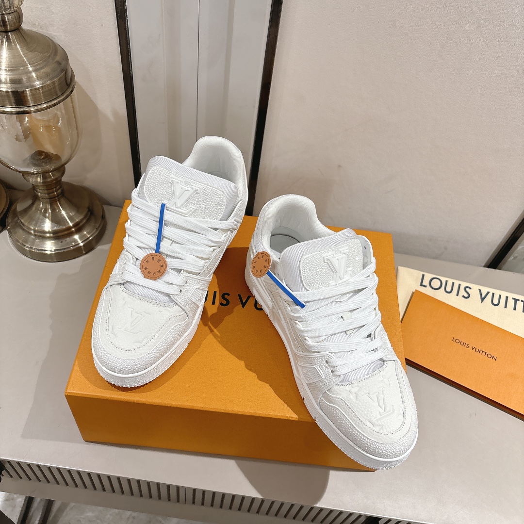 钻款情侣款 顶级版本 LV-路易-威登 原版1：1开发复刻！！上脚非常舒适 做工精细
鞋面由意大利进口小牛皮拼接，侧边饰有品牌LOGO标志及签名，网布内里，脚感超舒适。原厂特供原版双色TPU组合大底。
size：女35-40（40定制）
           男39-45（45定制)