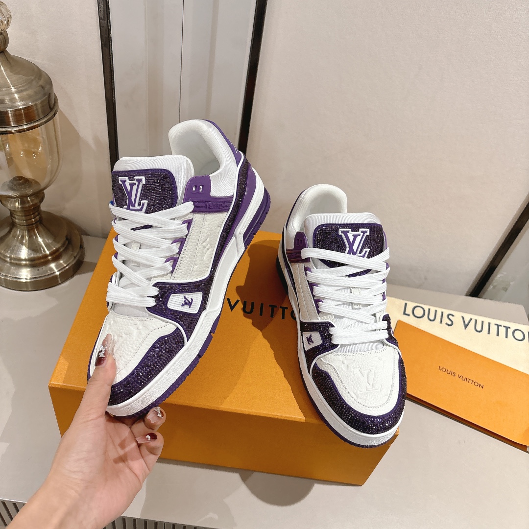 钻款情侣款 顶级版本 LV-路易-威登 原版1：1开发复刻！！上脚非常舒适 做工精细
鞋面由意大利进口小牛皮拼接，侧边饰有品牌LOGO标志及签名，网布内里，脚感超舒适。原厂特供原版双色TPU组合大底。
size：女35-40（40定制）
           男39-45（45定制)