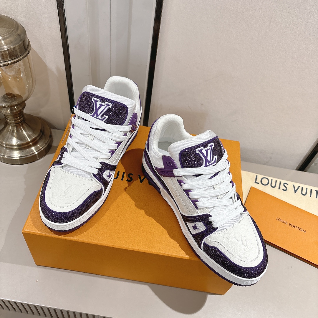 钻款情侣款 顶级版本 LV-路易-威登 原版1：1开发复刻！！上脚非常舒适 做工精细
鞋面由意大利进口小牛皮拼接，侧边饰有品牌LOGO标志及签名，网布内里，脚感超舒适。原厂特供原版双色TPU组合大底。
size：女35-40（40定制）
           男39-45（45定制)