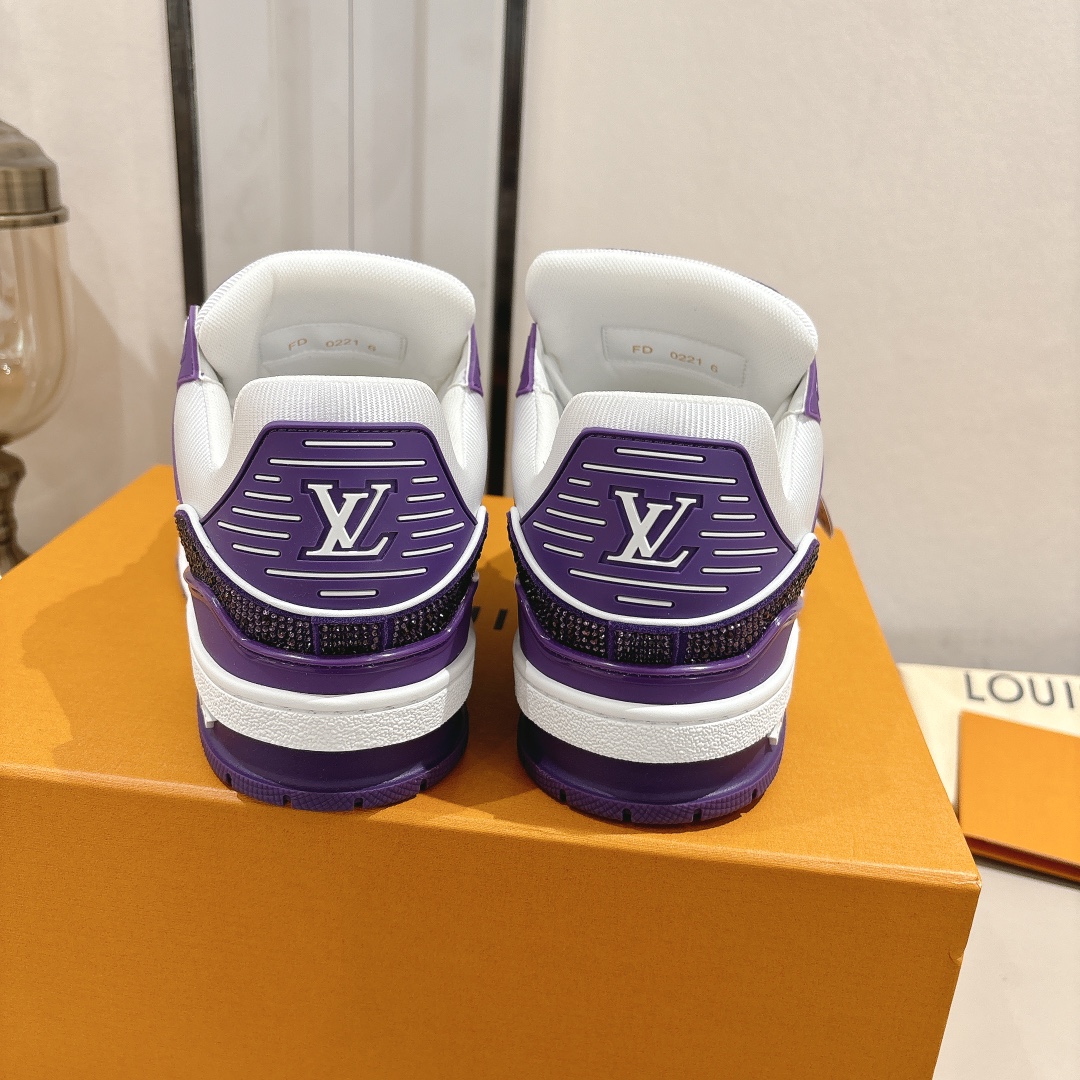 钻款情侣款 顶级版本 LV-路易-威登 原版1：1开发复刻！！上脚非常舒适 做工精细
鞋面由意大利进口小牛皮拼接，侧边饰有品牌LOGO标志及签名，网布内里，脚感超舒适。原厂特供原版双色TPU组合大底。
size：女35-40（40定制）
           男39-45（45定制)