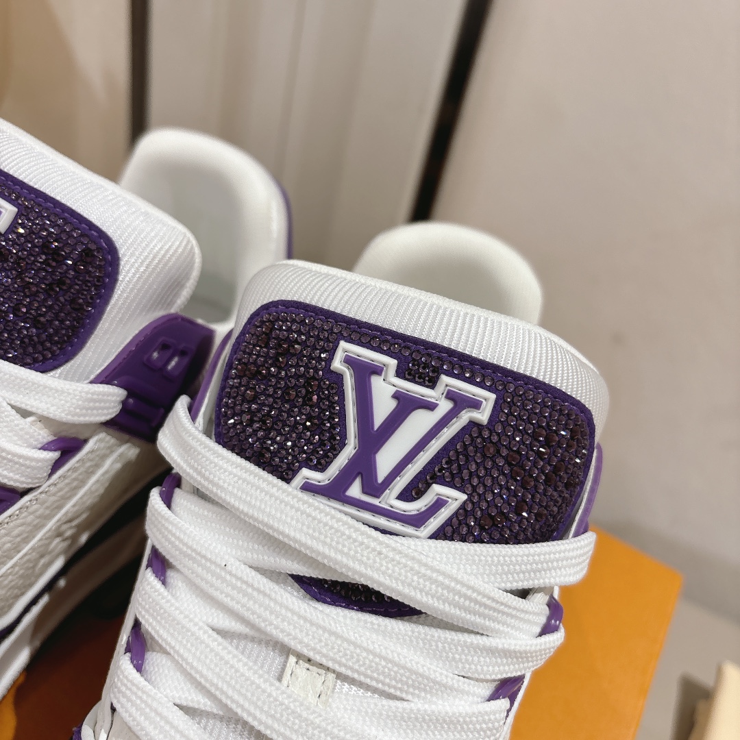 钻款情侣款 顶级版本 LV-路易-威登 原版1：1开发复刻！！上脚非常舒适 做工精细
鞋面由意大利进口小牛皮拼接，侧边饰有品牌LOGO标志及签名，网布内里，脚感超舒适。原厂特供原版双色TPU组合大底。
size：女35-40（40定制）
           男39-45（45定制)