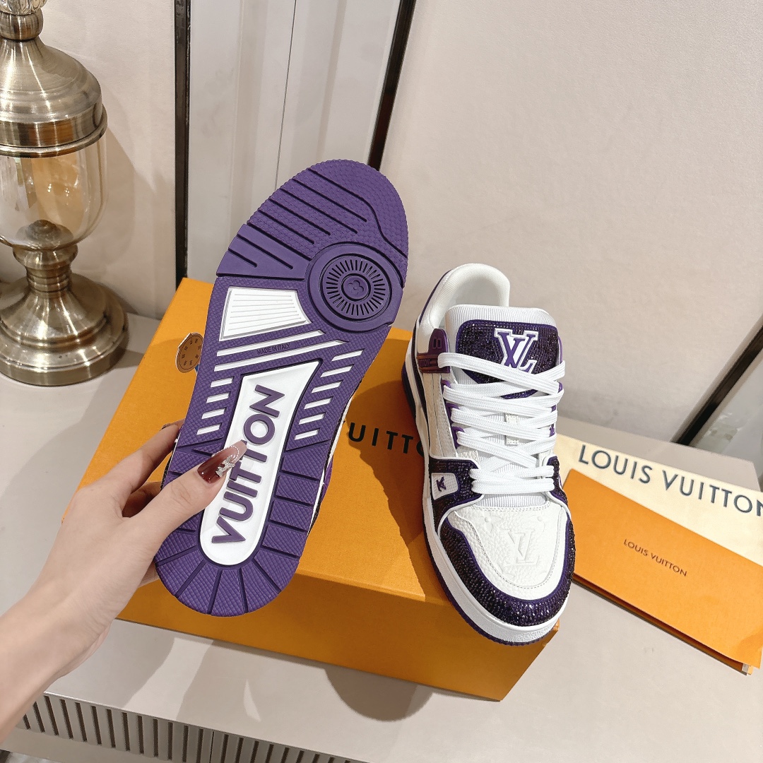 钻款情侣款 顶级版本 LV-路易-威登 原版1：1开发复刻！！上脚非常舒适 做工精细
鞋面由意大利进口小牛皮拼接，侧边饰有品牌LOGO标志及签名，网布内里，脚感超舒适。原厂特供原版双色TPU组合大底。
size：女35-40（40定制）
           男39-45（45定制)