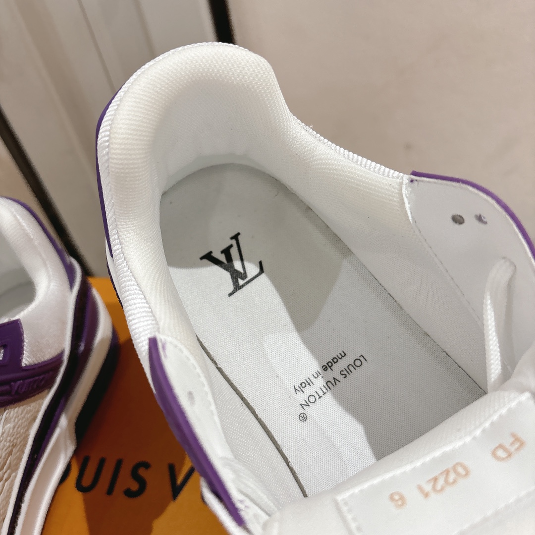 钻款情侣款 顶级版本 LV-路易-威登 原版1：1开发复刻！！上脚非常舒适 做工精细
鞋面由意大利进口小牛皮拼接，侧边饰有品牌LOGO标志及签名，网布内里，脚感超舒适。原厂特供原版双色TPU组合大底。
size：女35-40（40定制）
           男39-45（45定制)