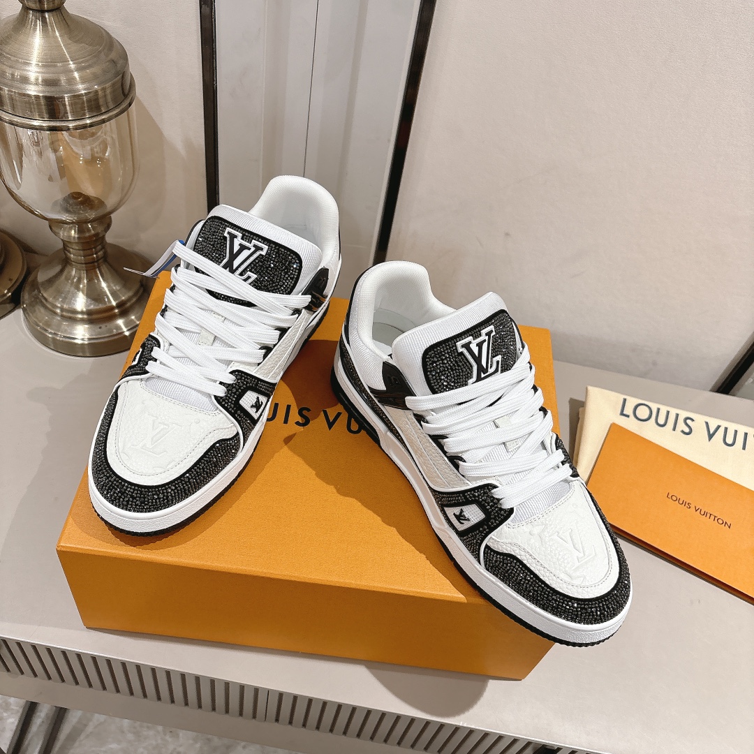   钻款情侣款 顶级版本 LV-路易-威登 原版1：1开发复刻！！上脚非常舒适 做工精细
鞋面由意大利进口小牛皮拼接，侧边饰有品牌LOGO标志及签名，网布内里，脚感超舒适。原厂特供原版双色TPU组合大底。
size：女35-40（40定制）
           男39-45（45定制)