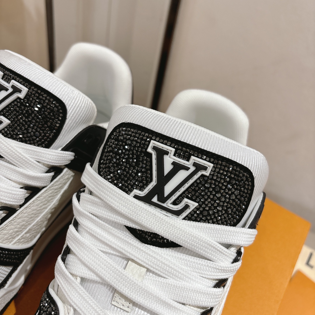   钻款情侣款 顶级版本 LV-路易-威登 原版1：1开发复刻！！上脚非常舒适 做工精细
鞋面由意大利进口小牛皮拼接，侧边饰有品牌LOGO标志及签名，网布内里，脚感超舒适。原厂特供原版双色TPU组合大底。
size：女35-40（40定制）
           男39-45（45定制)