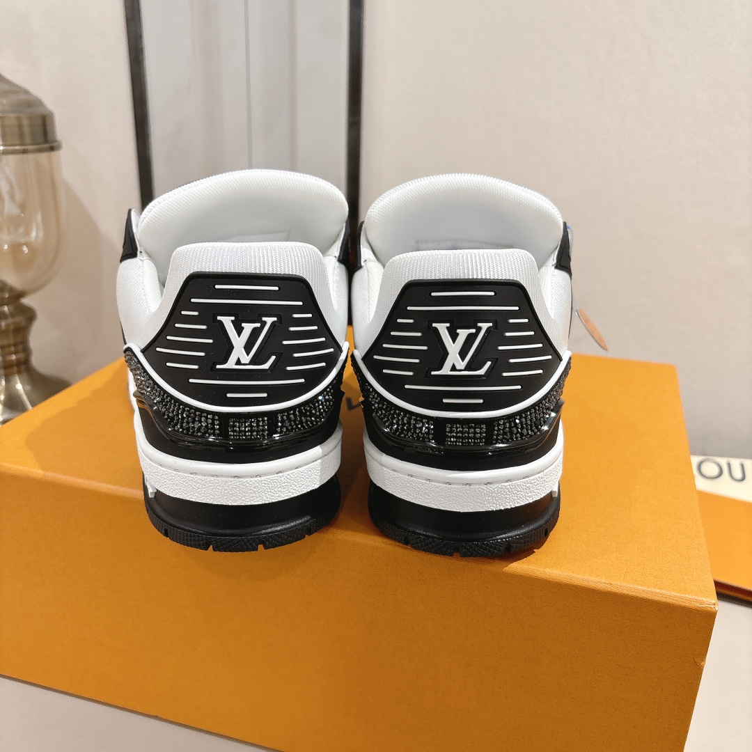   钻款情侣款 顶级版本 LV-路易-威登 原版1：1开发复刻！！上脚非常舒适 做工精细
鞋面由意大利进口小牛皮拼接，侧边饰有品牌LOGO标志及签名，网布内里，脚感超舒适。原厂特供原版双色TPU组合大底。
size：女35-40（40定制）
           男39-45（45定制)