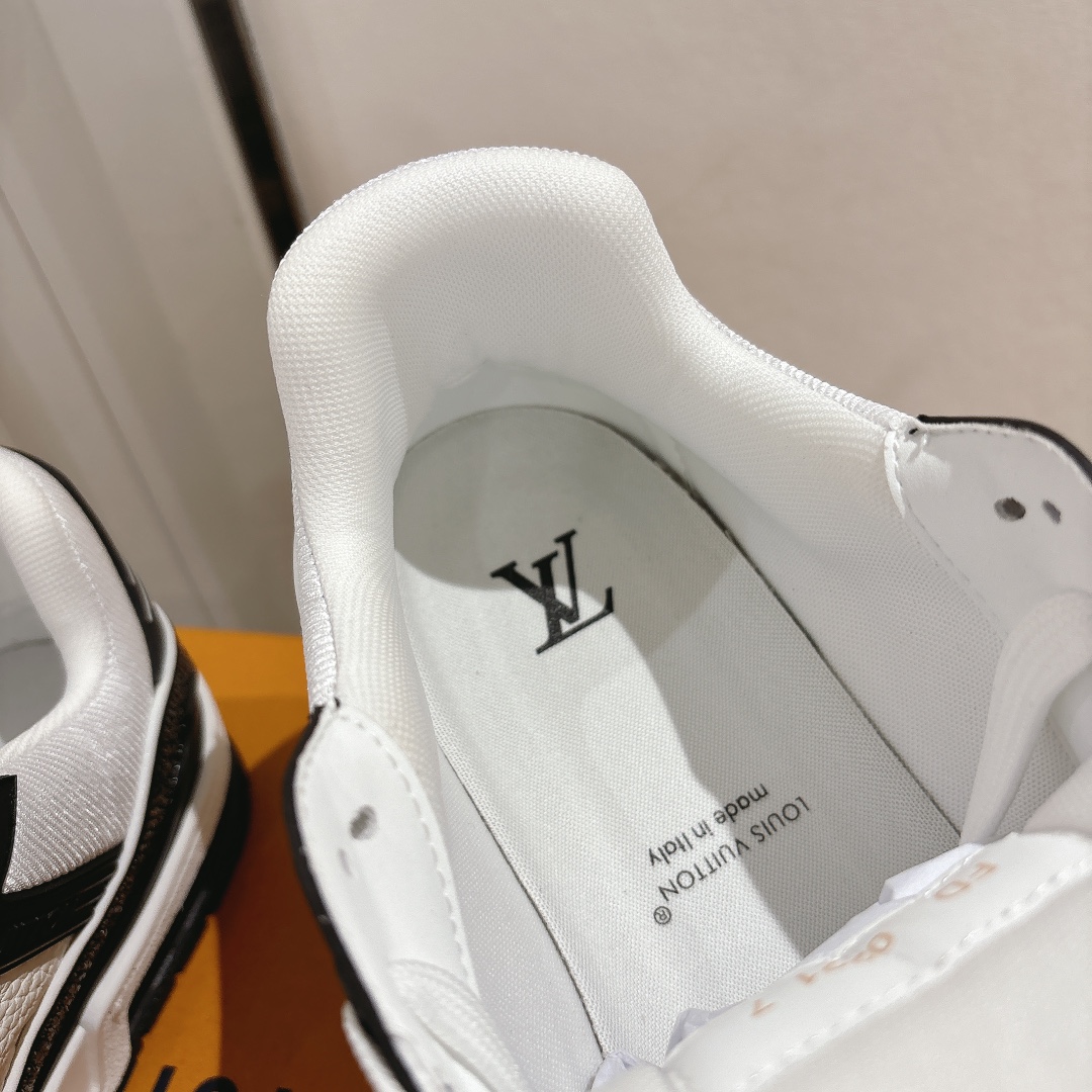   钻款情侣款 顶级版本 LV-路易-威登 原版1：1开发复刻！！上脚非常舒适 做工精细
鞋面由意大利进口小牛皮拼接，侧边饰有品牌LOGO标志及签名，网布内里，脚感超舒适。原厂特供原版双色TPU组合大底。
size：女35-40（40定制）
           男39-45（45定制)