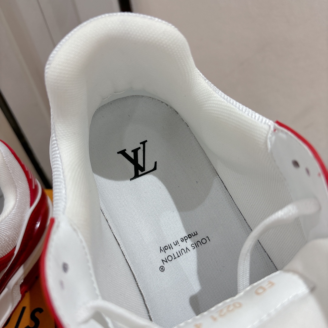   钻款情侣款 顶级版本 LV-路易-威登 原版1：1开发复刻！！上脚非常舒适 做工精细
鞋面由意大利进口小牛皮拼接，侧边饰有品牌LOGO标志及签名，网布内里，脚感超舒适。原厂特供原版双色TPU组合大底。
size：女35-40（40定制）
           男39-45（45定制)