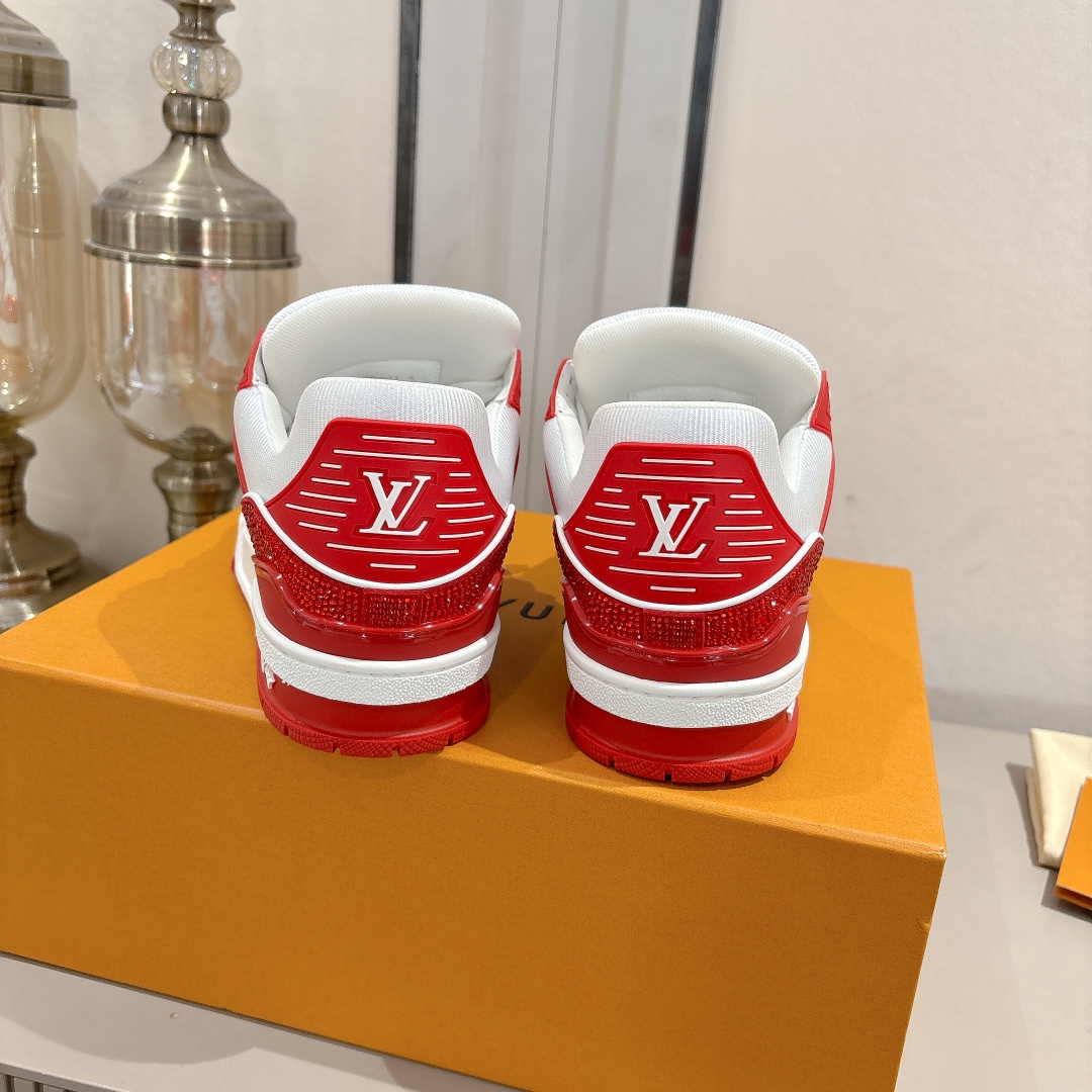   钻款情侣款 顶级版本 LV-路易-威登 原版1：1开发复刻！！上脚非常舒适 做工精细
鞋面由意大利进口小牛皮拼接，侧边饰有品牌LOGO标志及签名，网布内里，脚感超舒适。原厂特供原版双色TPU组合大底。
size：女35-40（40定制）
           男39-45（45定制)