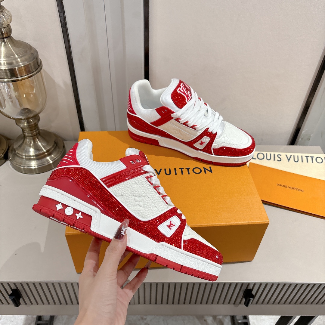   钻款情侣款 顶级版本 LV-路易-威登 原版1：1开发复刻！！上脚非常舒适 做工精细
鞋面由意大利进口小牛皮拼接，侧边饰有品牌LOGO标志及签名，网布内里，脚感超舒适。原厂特供原版双色TPU组合大底。
size：女35-40（40定制）
           男39-45（45定制)