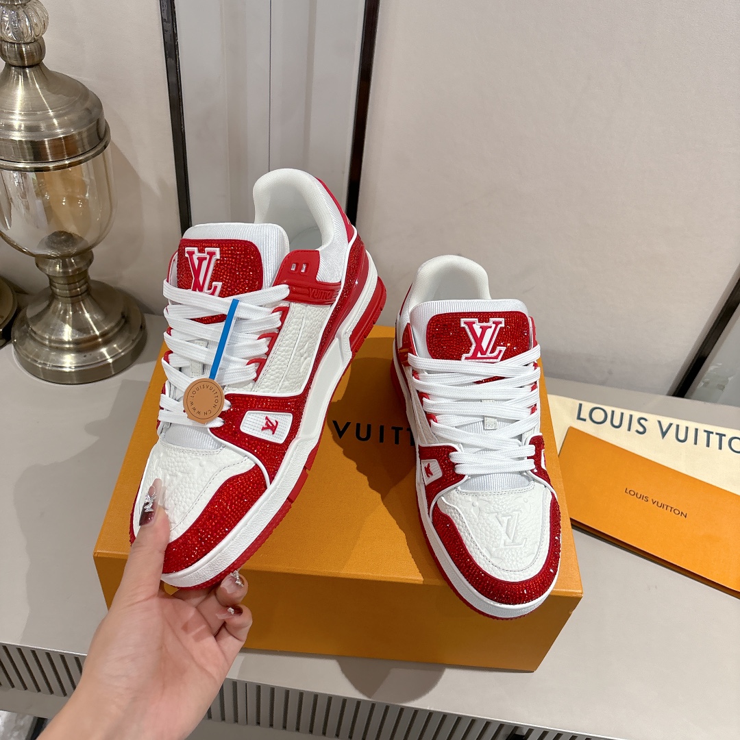  钻款情侣款 顶级版本 LV-路易-威登 原版1：1开发复刻！！上脚非常舒适 做工精细
鞋面由意大利进口小牛皮拼接，侧边饰有品牌LOGO标志及签名，网布内里，脚感超舒适。原厂特供原版双色TPU组合大底。
size：女35-40（40定制）
           男39-45（45定制)