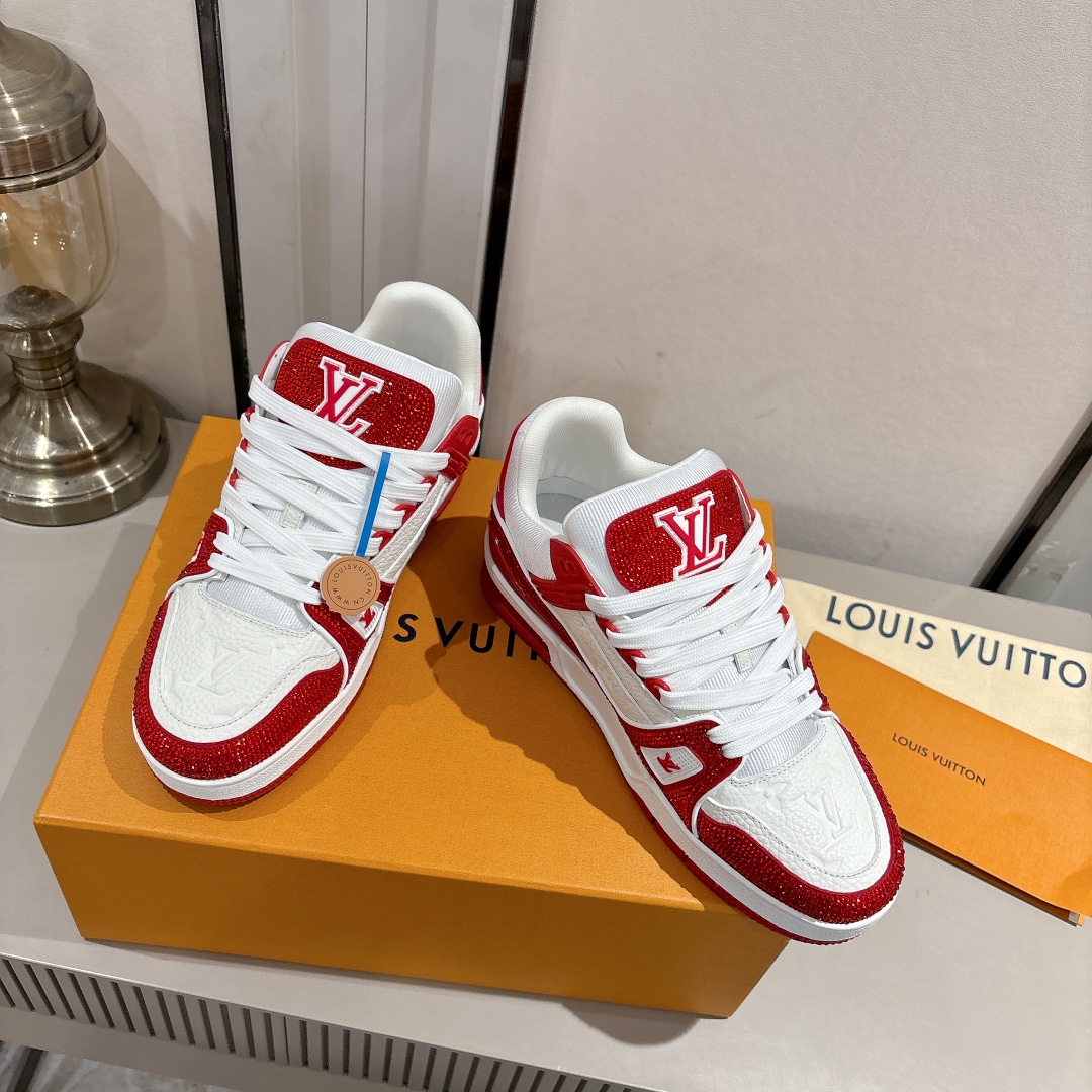  钻款情侣款 顶级版本 LV-路易-威登 原版1：1开发复刻！！上脚非常舒适 做工精细
鞋面由意大利进口小牛皮拼接，侧边饰有品牌LOGO标志及签名，网布内里，脚感超舒适。原厂特供原版双色TPU组合大底。
size：女35-40（40定制）
           男39-45（45定制)