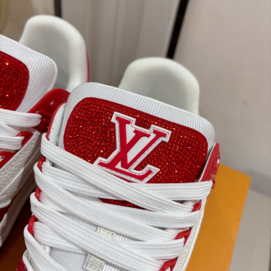   钻款情侣款 顶级版本 LV-路易-威登 原版1：1开发复刻！！上脚非常舒适 做工精细
鞋面由意大利进口小牛皮拼接，侧边饰有品牌LOGO标志及签名，网布内里，脚感超舒适。原厂特供原版双色TPU组合大底。
size：女35-40（40定制）
           男39-45（45定制)