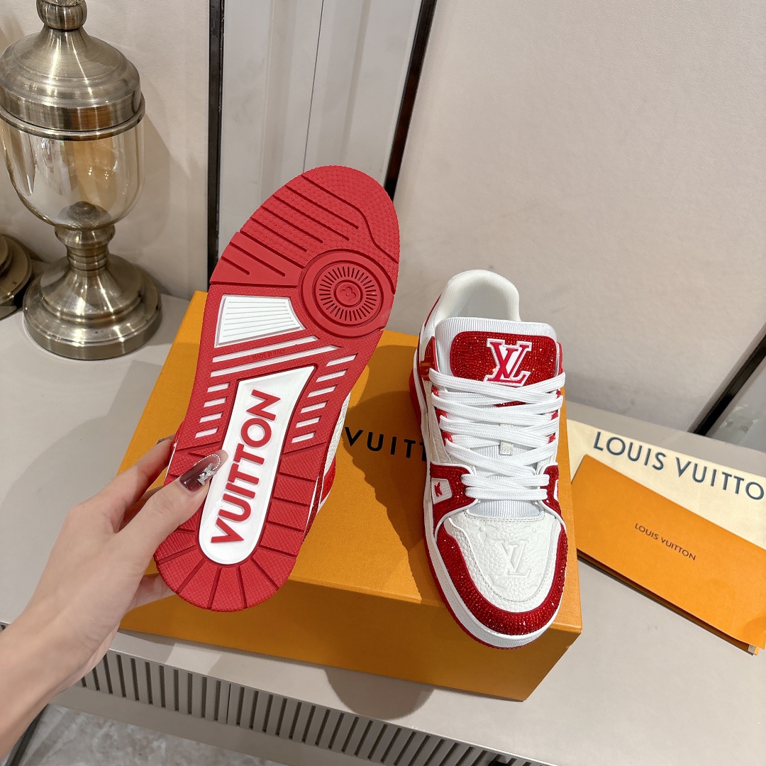   钻款情侣款 顶级版本 LV-路易-威登 原版1：1开发复刻！！上脚非常舒适 做工精细
鞋面由意大利进口小牛皮拼接，侧边饰有品牌LOGO标志及签名，网布内里，脚感超舒适。原厂特供原版双色TPU组合大底。
size：女35-40（40定制）
           男39-45（45定制)