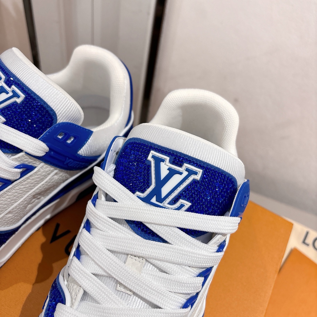 钻款男款 顶级版本 LV-路易-威登 原版1：1开发复刻！！上脚非常舒适 做工精细
鞋面由意大利进口小牛皮拼接，侧边饰有品牌LOGO标志及签名，网布内里，脚感超舒适。原厂特供原版双色TPU组合大底。
size：男39-45（45定制)