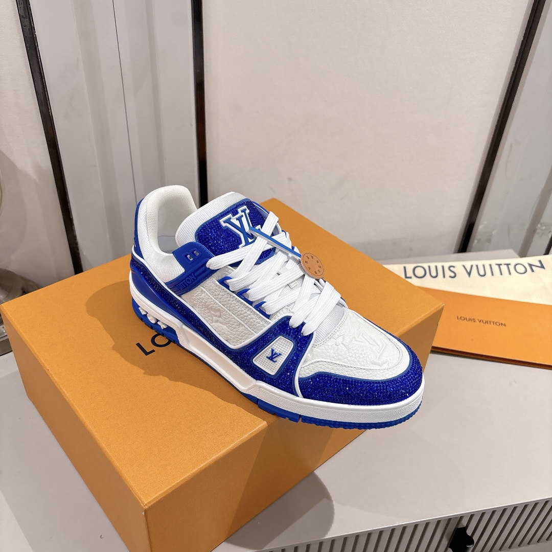 钻款男款 顶级版本 LV-路易-威登 原版1：1开发复刻！！上脚非常舒适 做工精细
鞋面由意大利进口小牛皮拼接，侧边饰有品牌LOGO标志及签名，网布内里，脚感超舒适。原厂特供原版双色TPU组合大底。
size：男39-45（45定制)