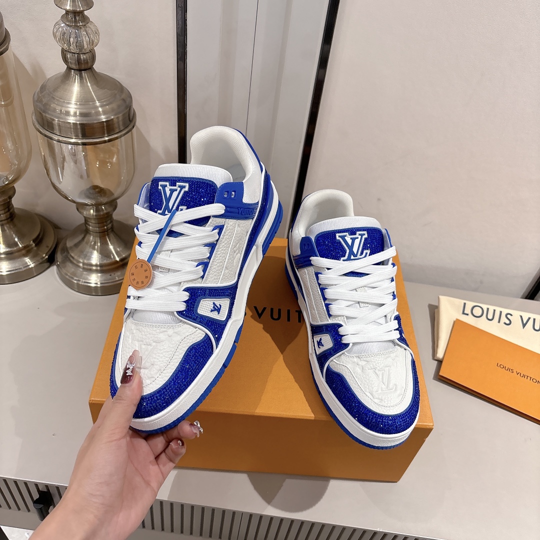 钻款男款 顶级版本 LV-路易-威登 原版1：1开发复刻！！上脚非常舒适 做工精细
鞋面由意大利进口小牛皮拼接，侧边饰有品牌LOGO标志及签名，网布内里，脚感超舒适。原厂特供原版双色TPU组合大底。
size：男39-45（45定制)