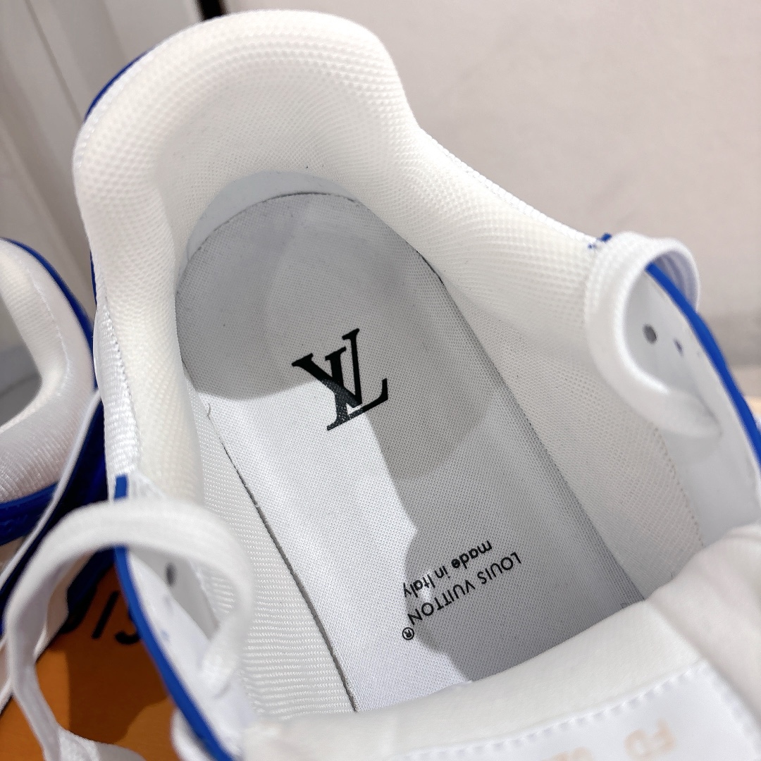 钻款男款 顶级版本 LV-路易-威登 原版1：1开发复刻！！上脚非常舒适 做工精细
鞋面由意大利进口小牛皮拼接，侧边饰有品牌LOGO标志及签名，网布内里，脚感超舒适。原厂特供原版双色TPU组合大底。
size：男39-45（45定制)