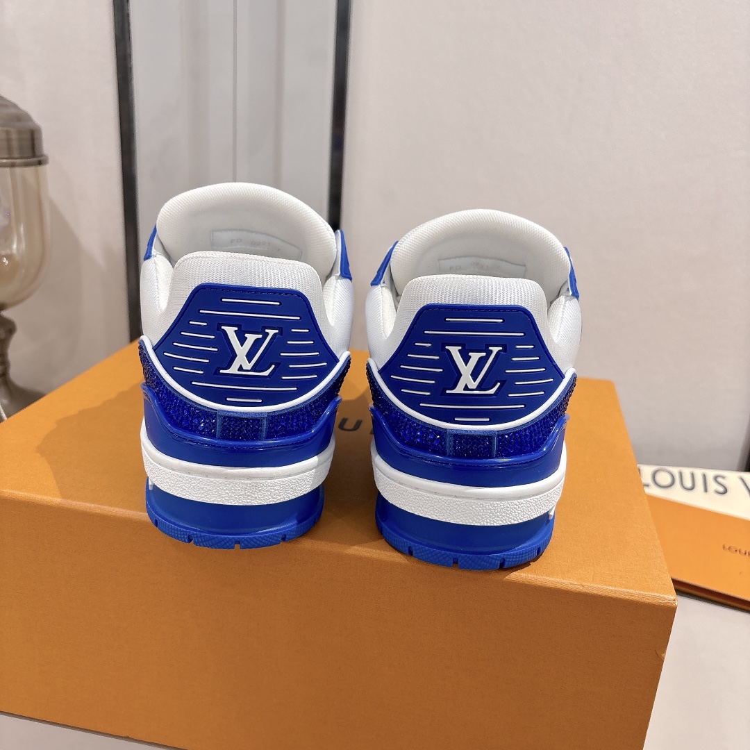 钻款男款 顶级版本 LV-路易-威登 原版1：1开发复刻！！上脚非常舒适 做工精细
鞋面由意大利进口小牛皮拼接，侧边饰有品牌LOGO标志及签名，网布内里，脚感超舒适。原厂特供原版双色TPU组合大底。
size：男39-45（45定制)