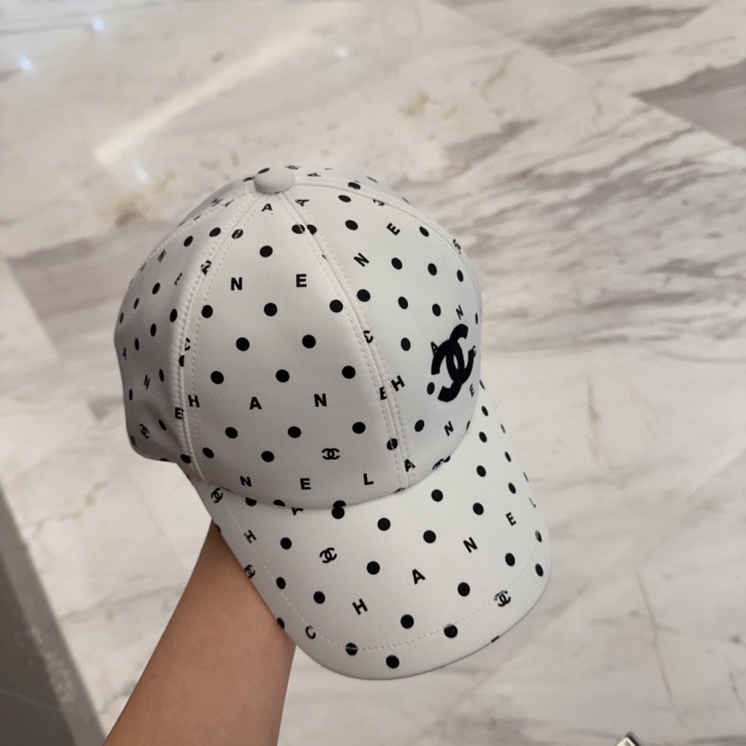 

Chanel 中古鸭舌帽 百搭款 帽型质感做的都非常🉑️  中古风永远不过时