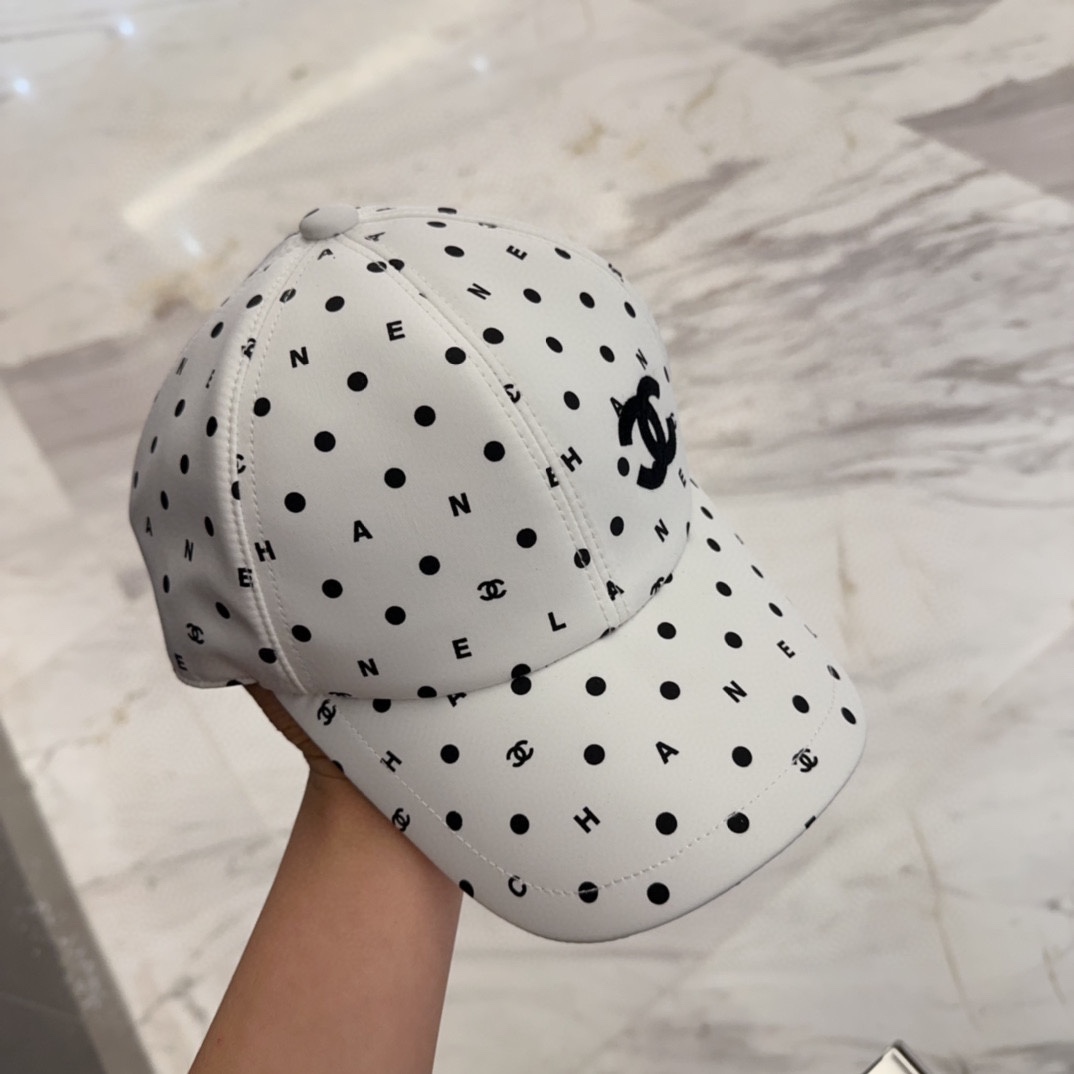 

Chanel 中古鸭舌帽 百搭款 帽型质感做的都非常🉑️  中古风永远不过时
