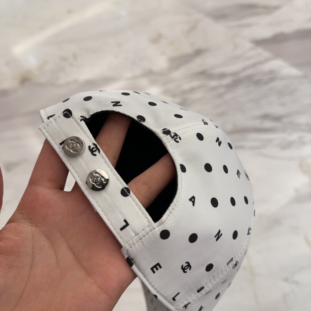 

Chanel 中古鸭舌帽 百搭款 帽型质感做的都非常🉑️  中古风永远不过时