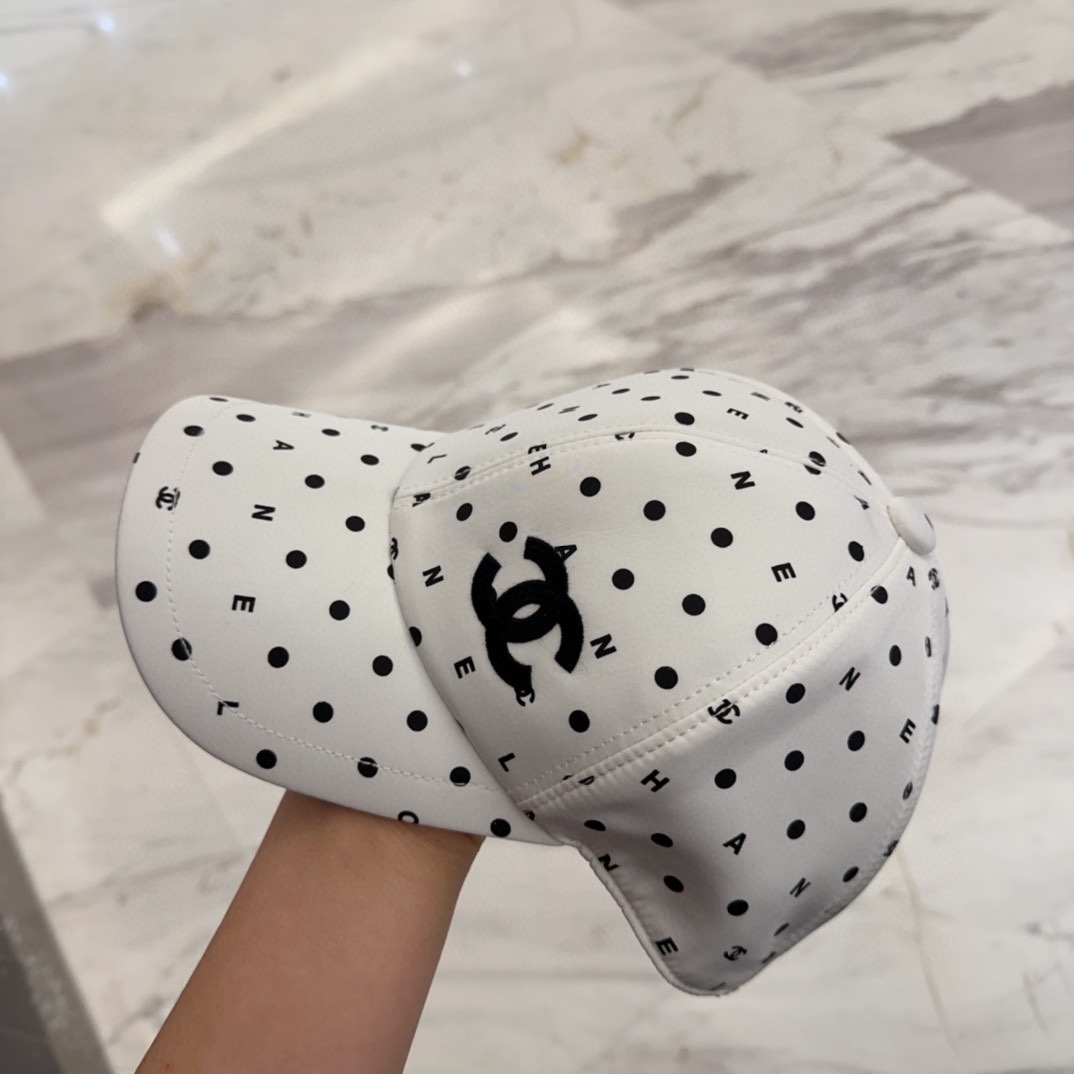 

Chanel 中古鸭舌帽 百搭款 帽型质感做的都非常🉑️  中古风永远不过时