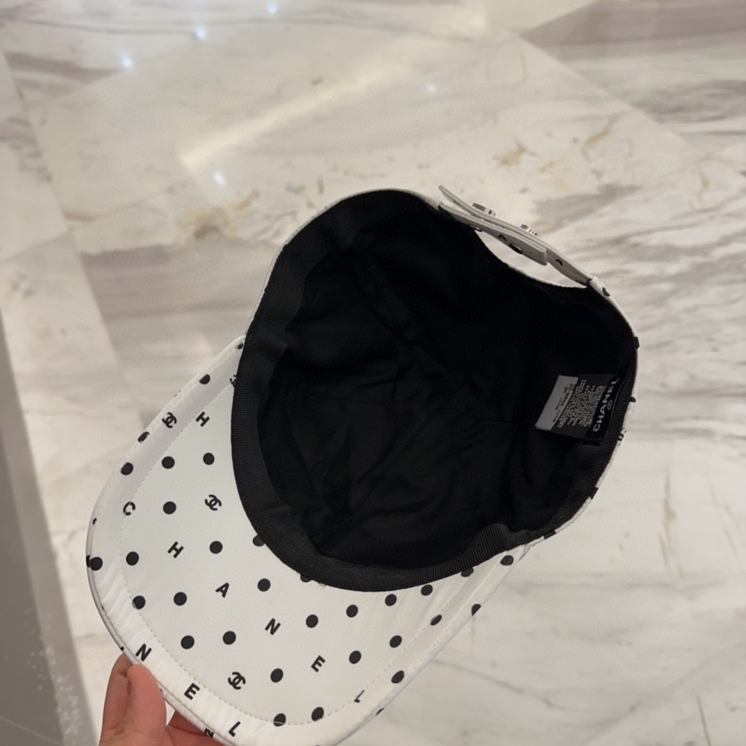 

Chanel 中古鸭舌帽 百搭款 帽型质感做的都非常🉑️  中古风永远不过时