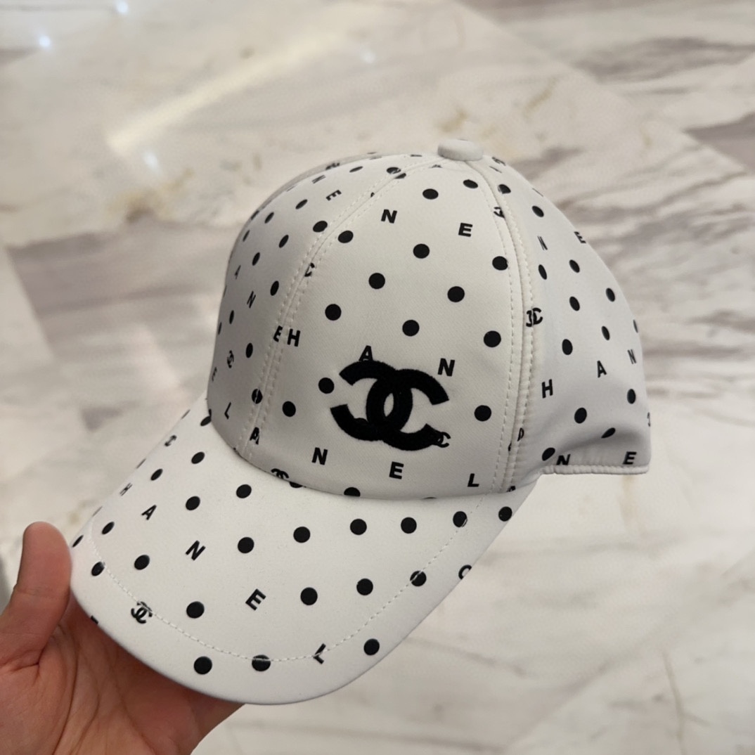 

Chanel 中古鸭舌帽 百搭款 帽型质感做的都非常🉑️  中古风永远不过时