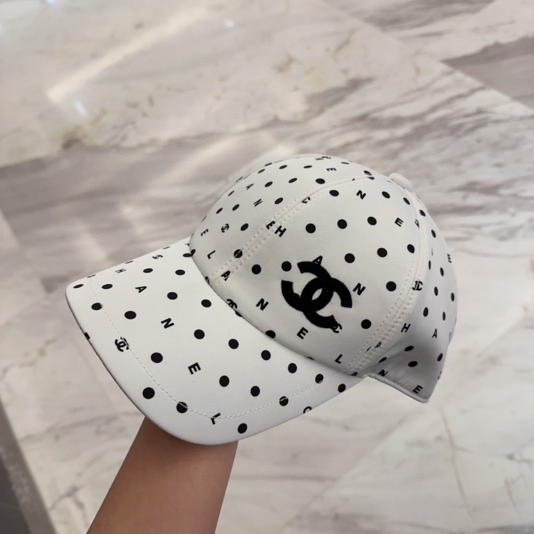 

Chanel 中古鸭舌帽 百搭款 帽型质感做的都非常🉑️  中古风永远不过时