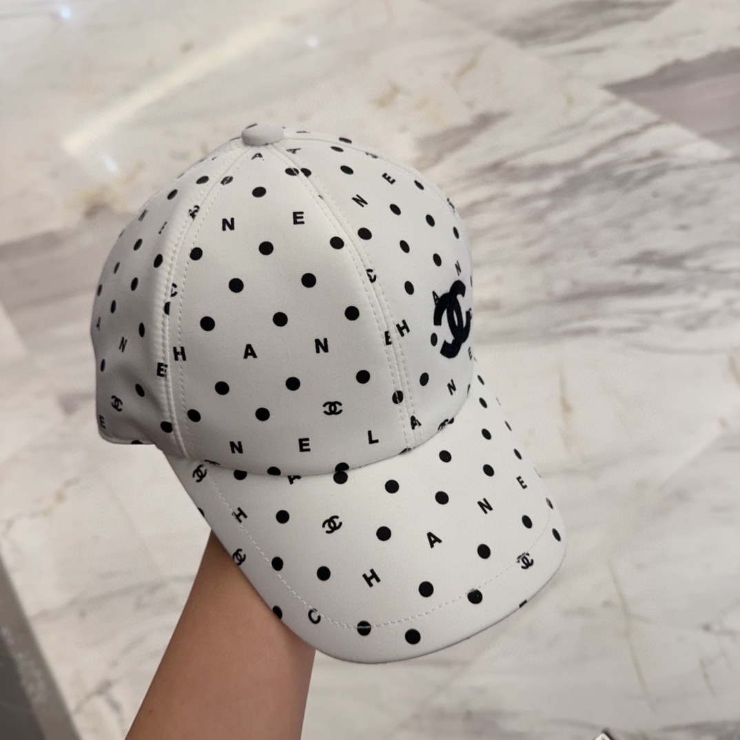 

Chanel 中古鸭舌帽 百搭款 帽型质感做的都非常🉑️  中古风永远不过时